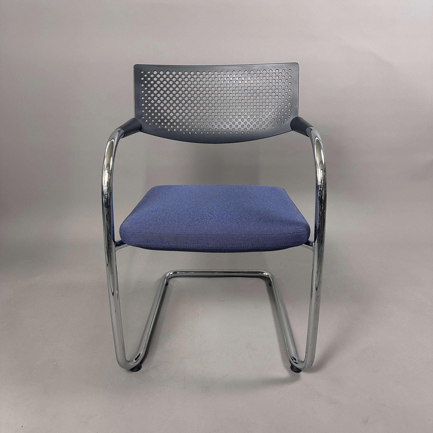 Vitra Visavis 2 Stuhl mit blauem Polstersitz, schwarzer Kunststoffrückenlehne und chromgestell, stapelbar