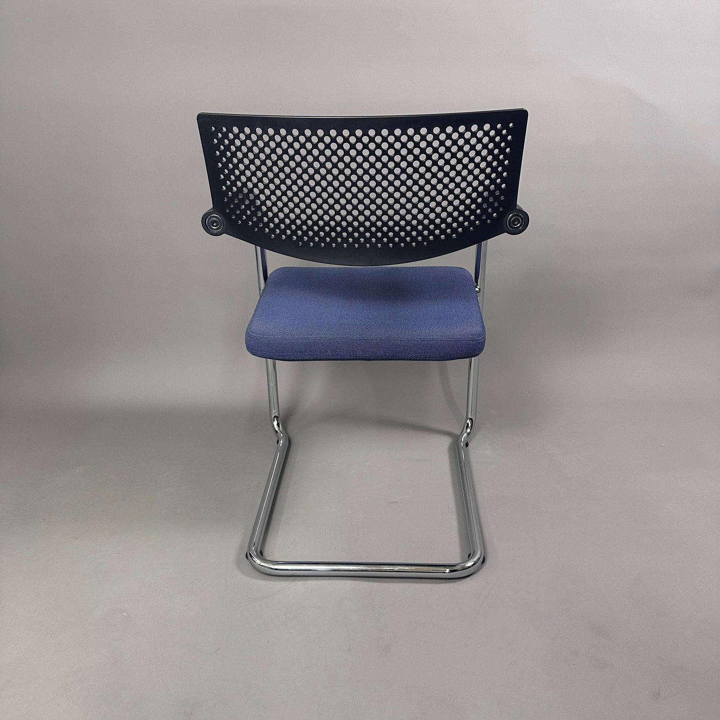 Vitra Visavis 2 Stuhl mit schwarzer Kunststoffrückenlehne, blauem Polstersitz und chromgestell, stapelbar