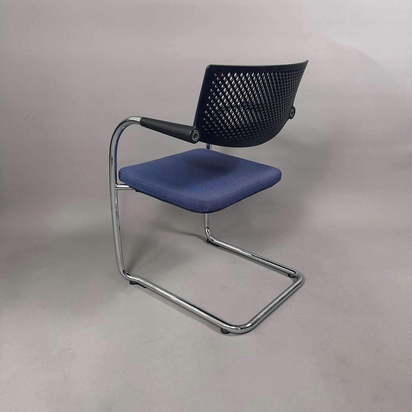 Vitra Visavis 2 Stuhl mit blauem Polster, schwarzer Kunststoff-Rückenlehne und verchromtem Gestell, stapelbar