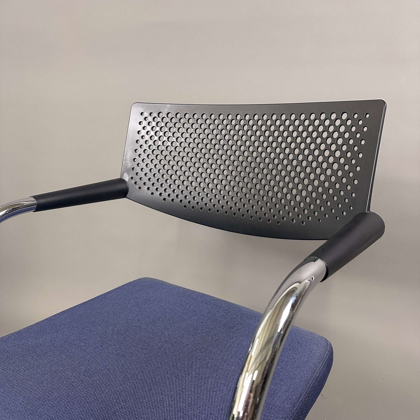 Vitra Visavis 2 Stuhl mit schwarzer Kunststoff-Rückenlehne, blauer Polstersitzfläche und chromgestell, stapelbar