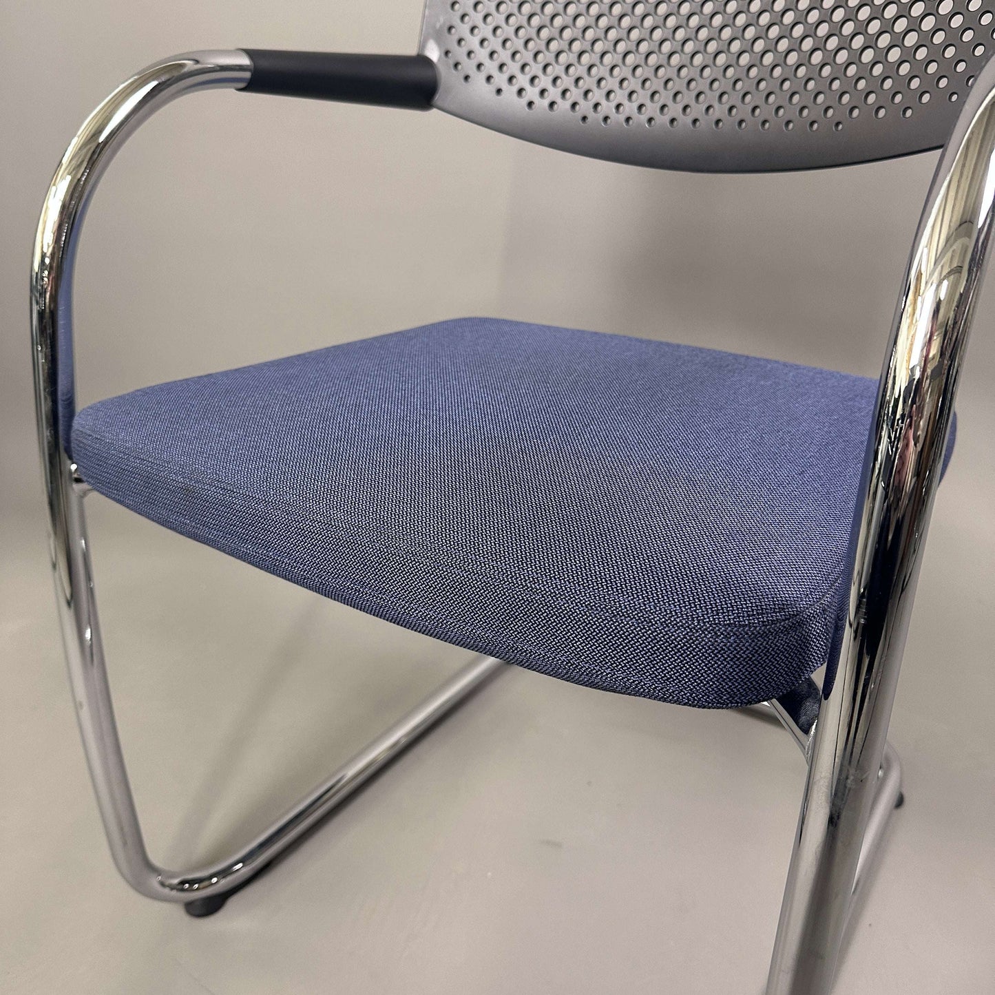 Vitra Visavis 2 Stuhl mit blauem Polstersitz, schwarzer Kunststoff-Rückenlehne und chromfarbenem Gestell, stapelbar