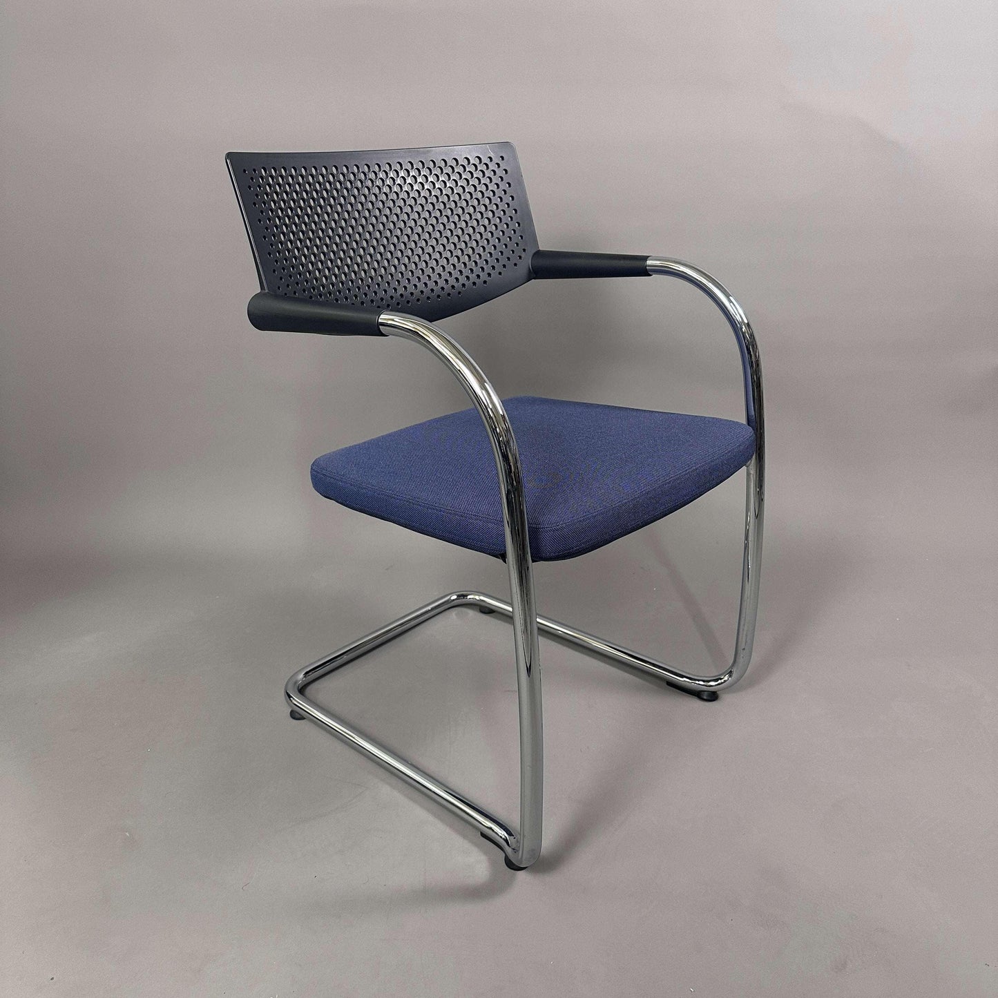 Vitra Visavis 2 Stuhl mit blauem Polstersitz, schwarzer Kunststofflehne und chromgestell, stapelbar