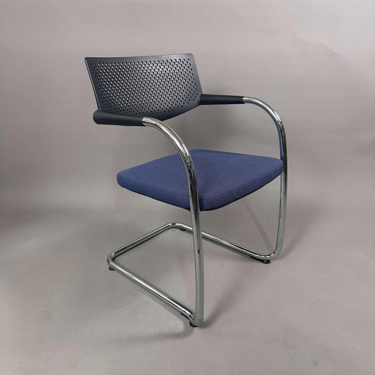 Vitra Visavis 2 Stuhl mit blauem Polstersitz, schwarzer Kunststofflehne und chromgestell, stapelbar