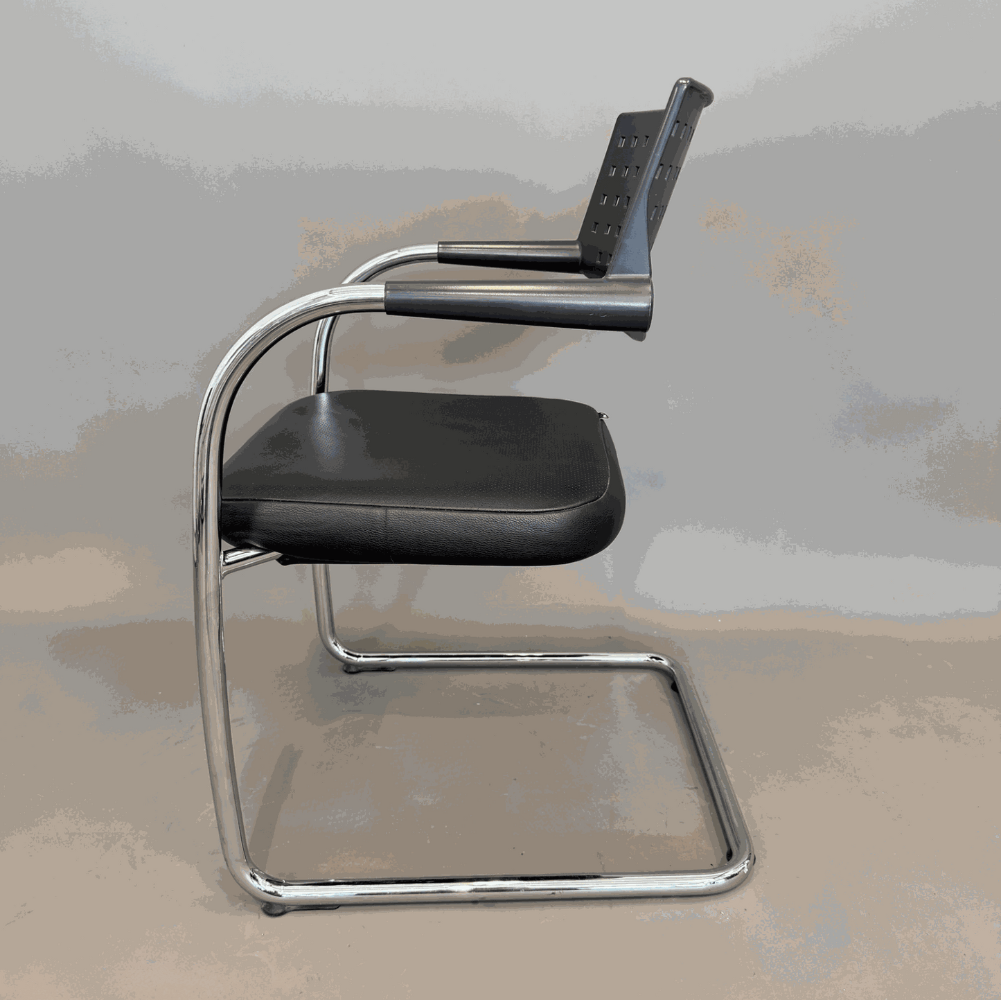 Vitra Visavis Stuhl mit schwarzem Lederbezug und chromgestell, modernes Design, Seitenansicht