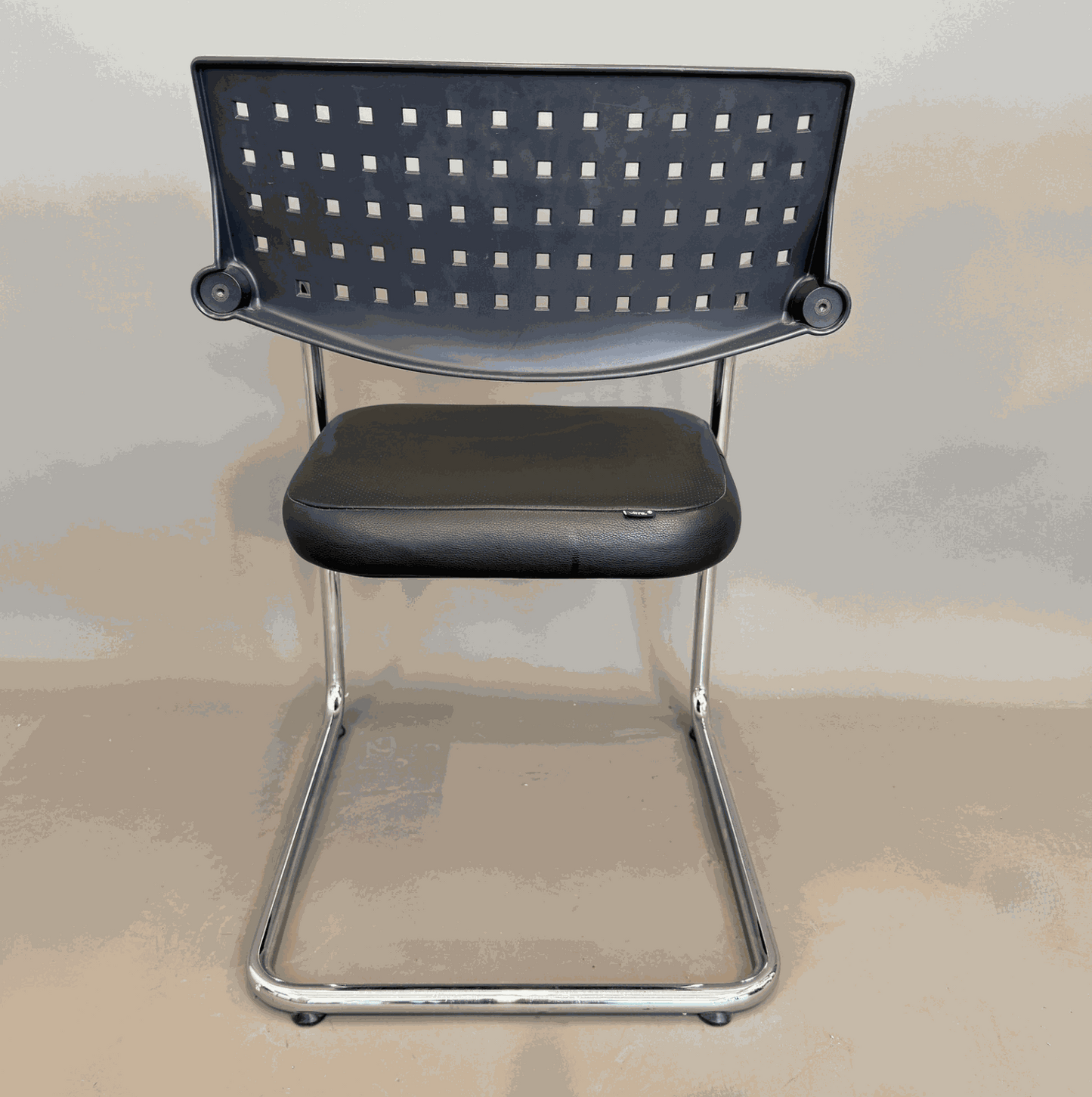 Vitra Visavis Stuhl mit schwarzem Lederbezug und Chromgestell, moderne Designstühle