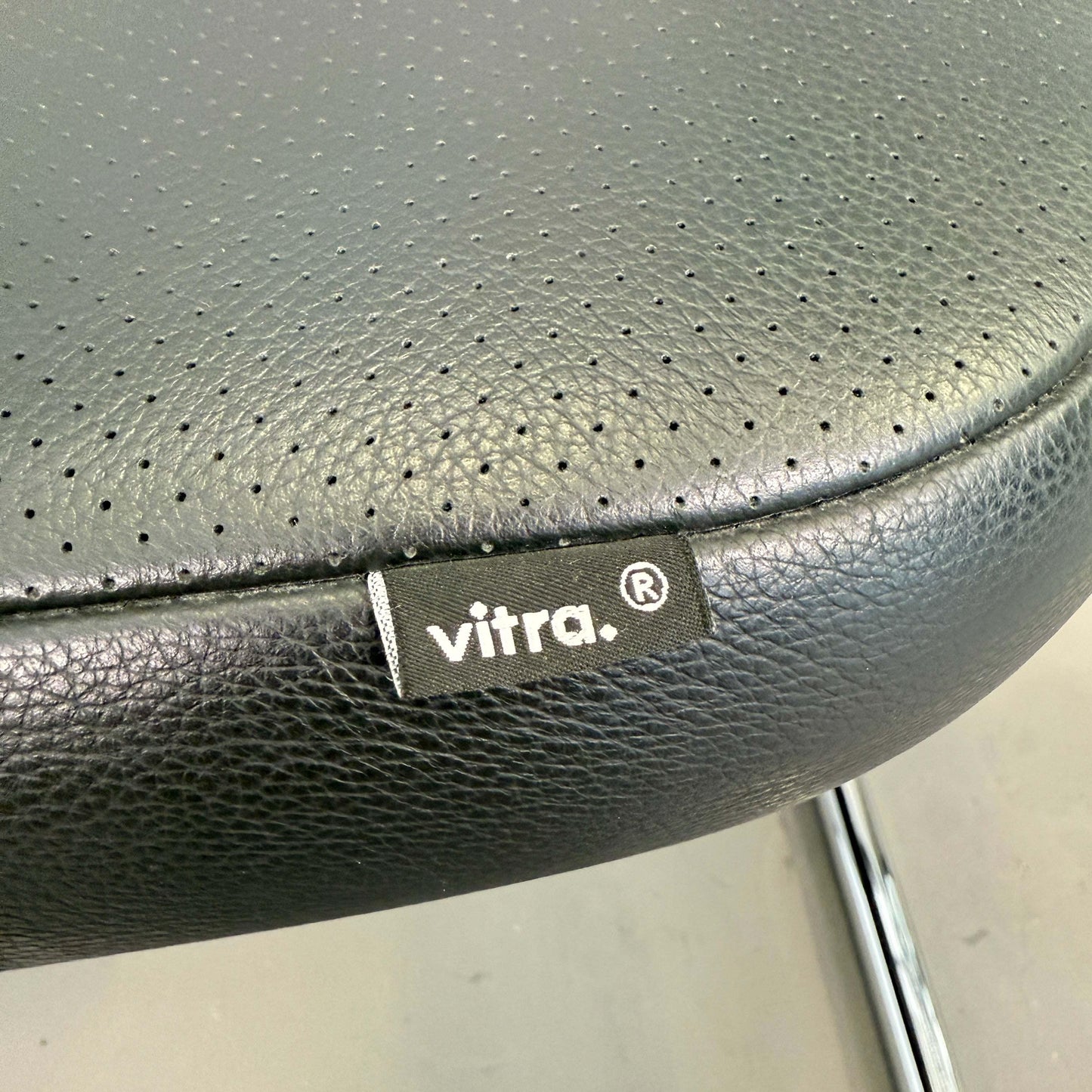 Vitra Visavis Stuhl mit schwarzem Lederbezug und Chromgestell, Detailansicht Sitzfläche