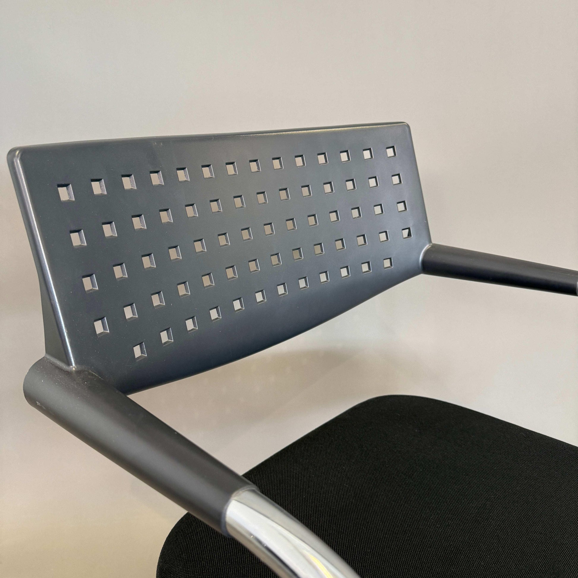 Vitra Visavis schwarzer Stuhl mit Stoffbezug und Chromgestell, modernes Design