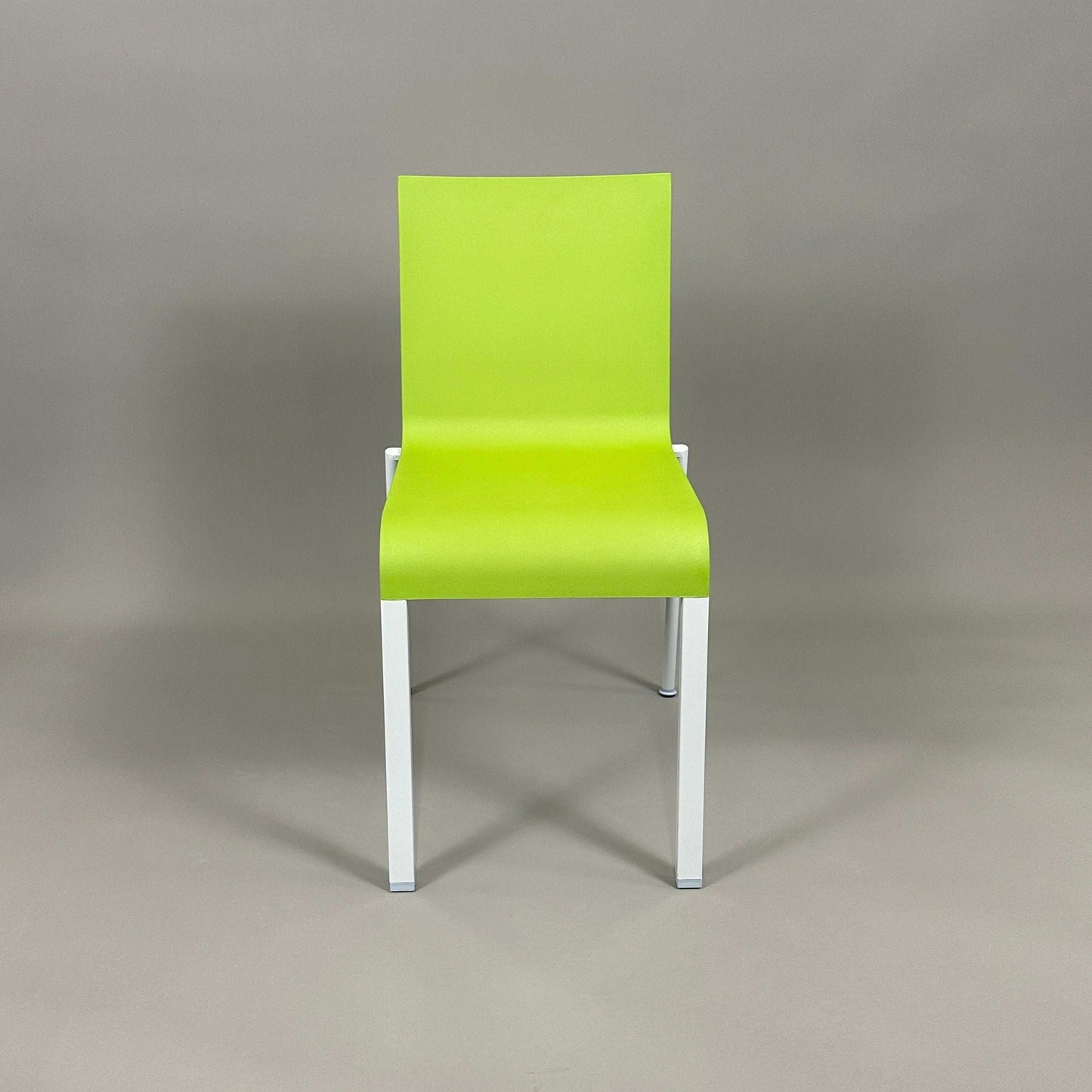 Vitra .03 Besucherstuhl avocado visitor chair with silver matte aluminum frame and avocado plastic seat, stackable design
