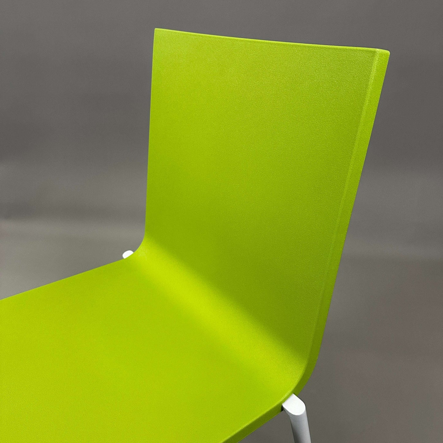 Vitra .03 Besucherstuhl avocado visitor chair with matte silver aluminum frame and avocado green plastic seat