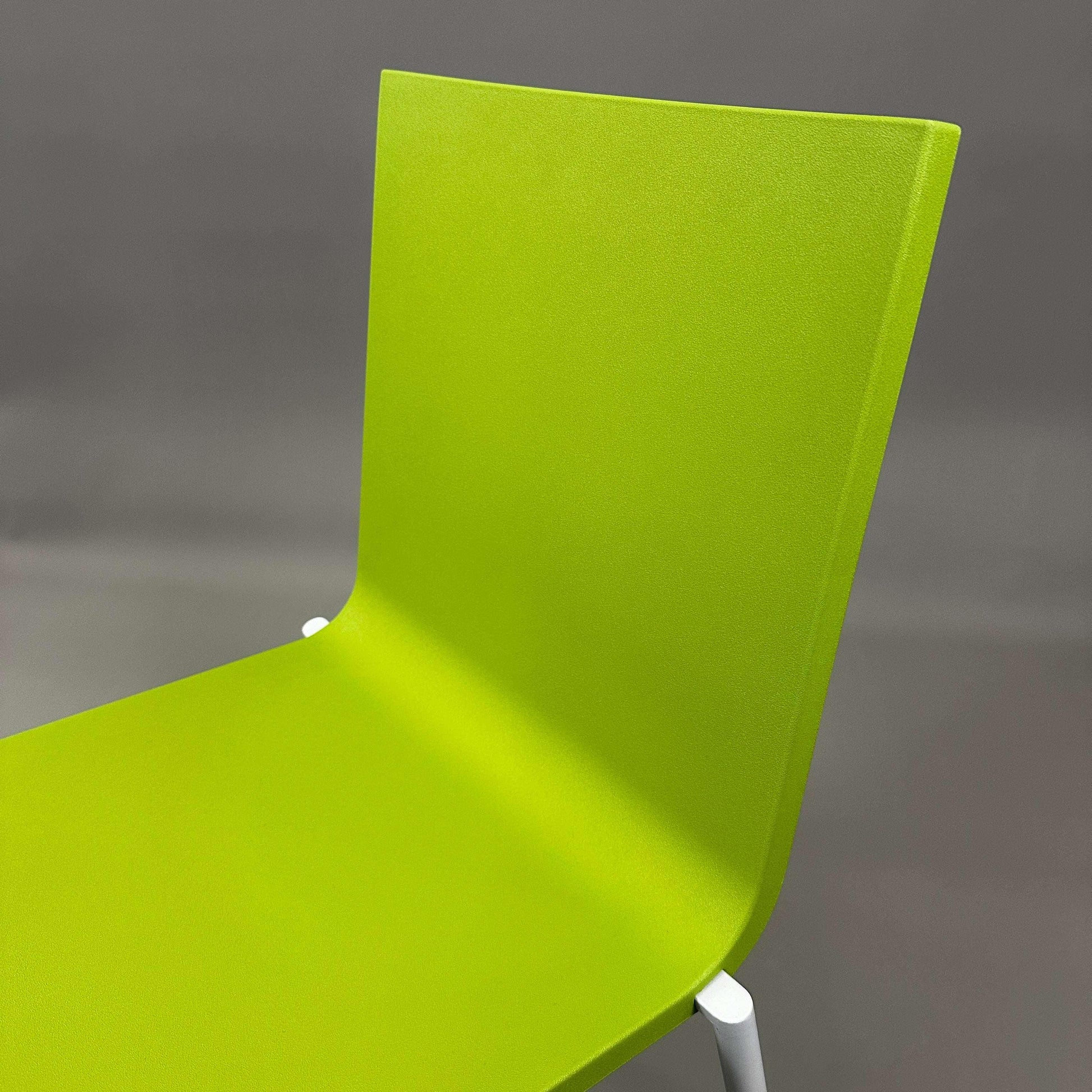 Vitra .03 Besucherstuhl avocado visitor chair with matte silver aluminum frame and avocado green plastic seat