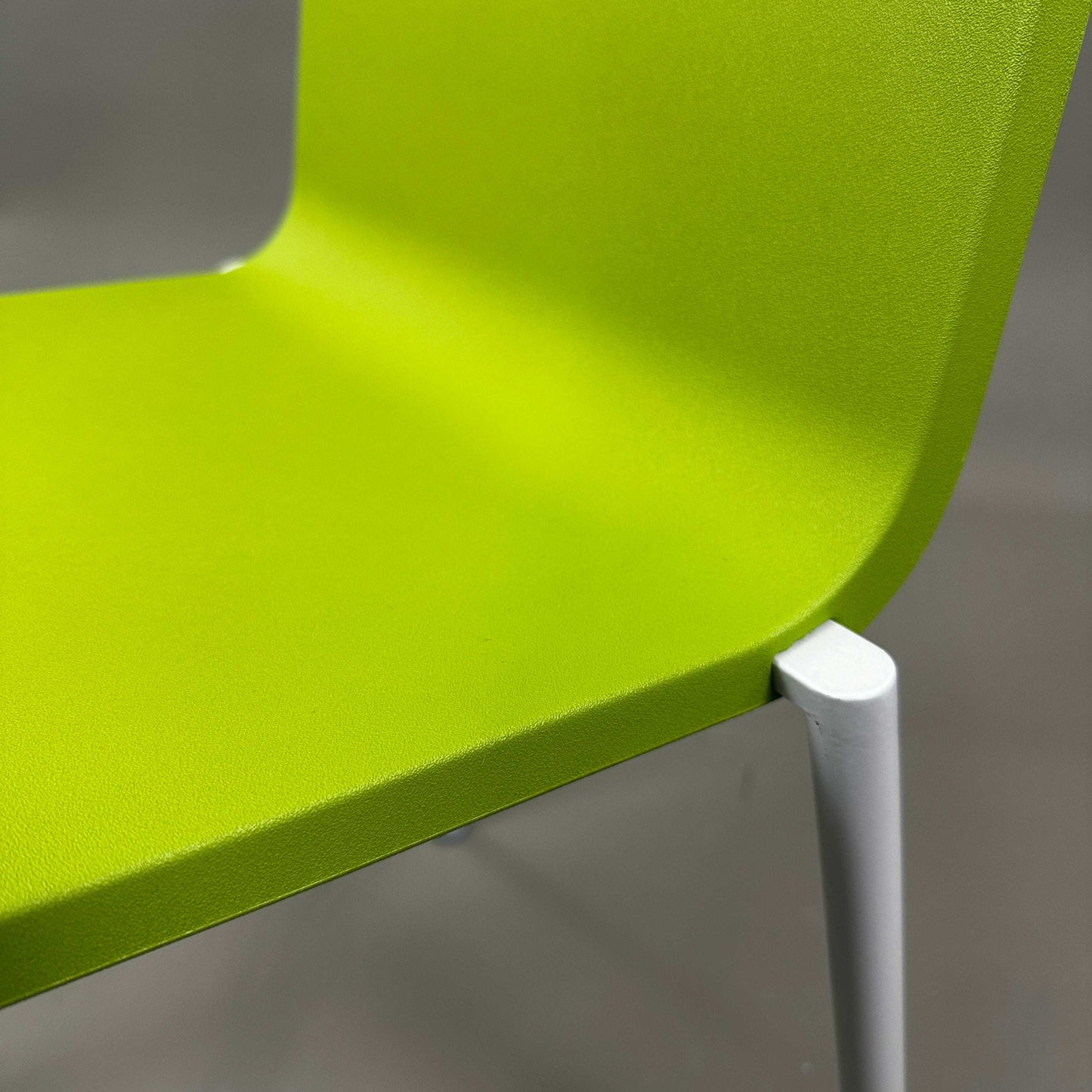 Vitra .03 Besucherstuhl avocado visitor chair with aluminum silver matte frame and avocado green plastic seat shell