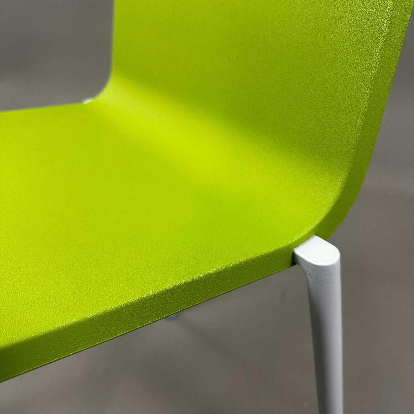 Vitra .03 Besucherstuhl avocado visitor chair with aluminum silver matte frame and avocado green plastic seat shell