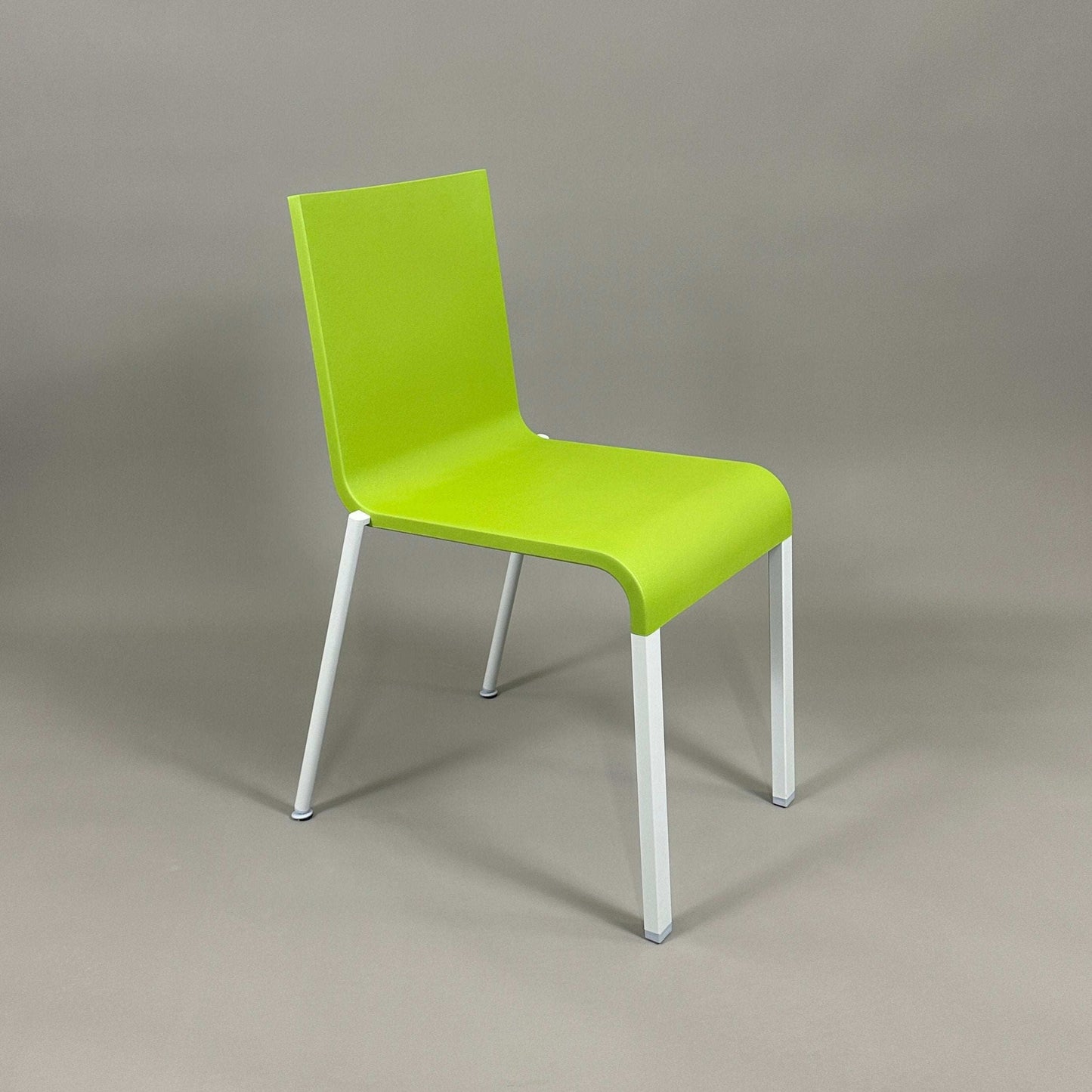 Vitra .03 Besucherstuhl avocado chair with matte silver aluminum frame and avocado green plastic seat, stackable visitor chair