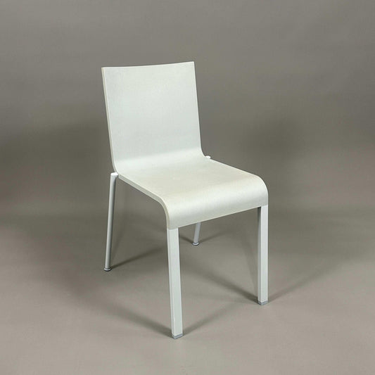 Vitra .03 Besucherstuhl gray visitor chair with matte silver aluminum frame and gray plastic seat shell, stackable design