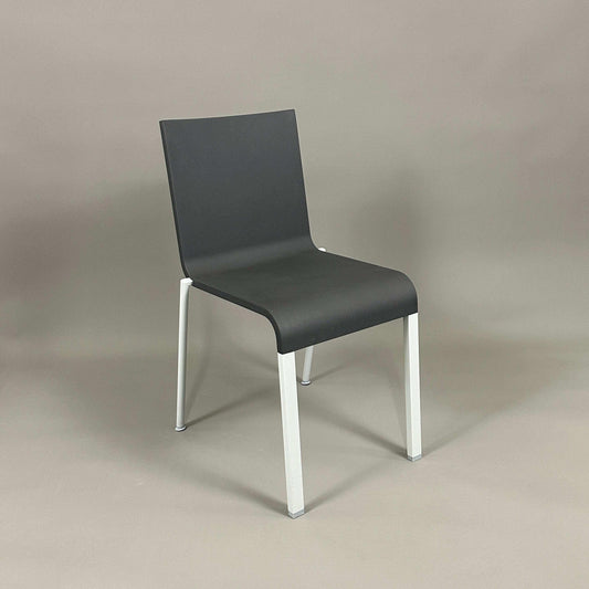 Vitra .03 Besucherstuhl black visitor chair with matte silver aluminum frame and black plastic seat