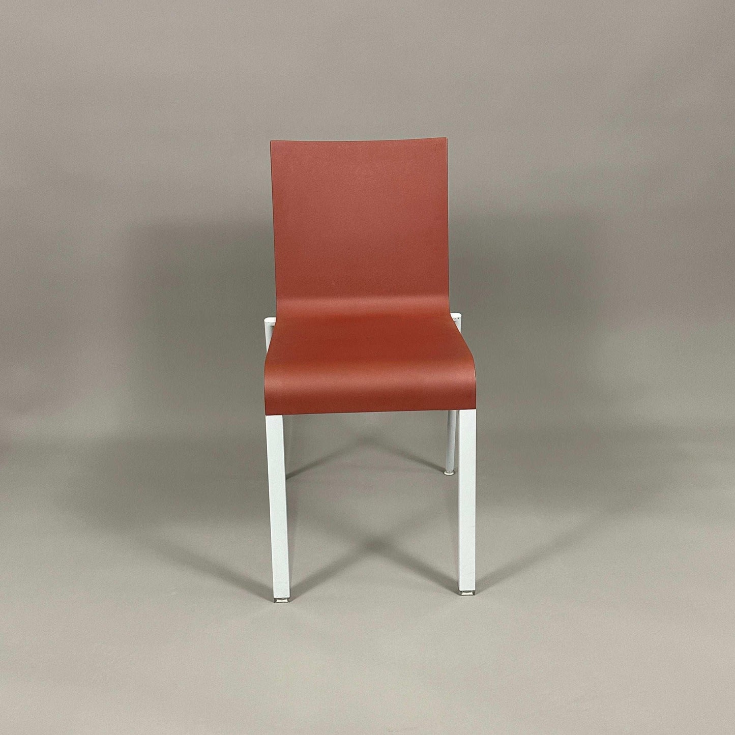 Vitra .03 Besucherstuhl wine red visitor chair with matte silver aluminum frame and plastic seat shell, stackable design
