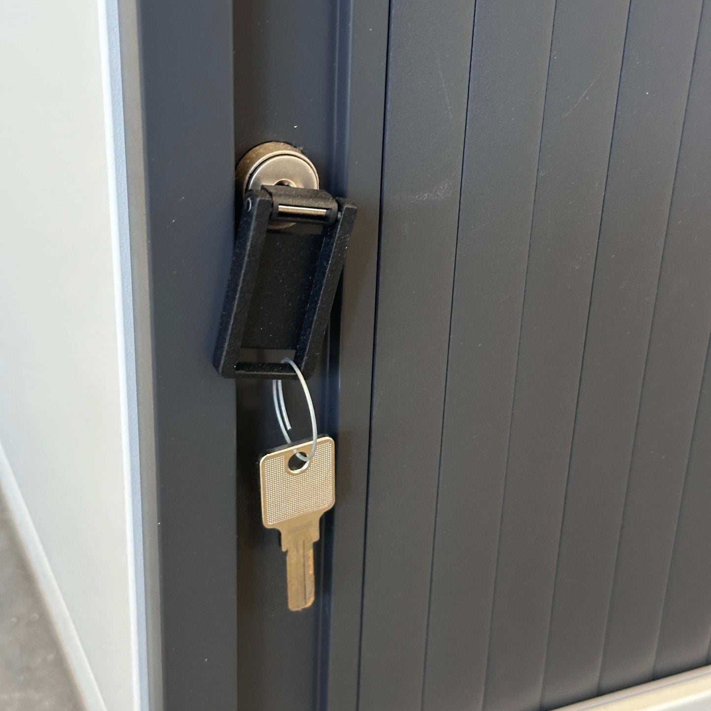 WINI Rollladenschrank 2OH with dark anthracite rolling shutter door and porcelain white body with key lock in close-up