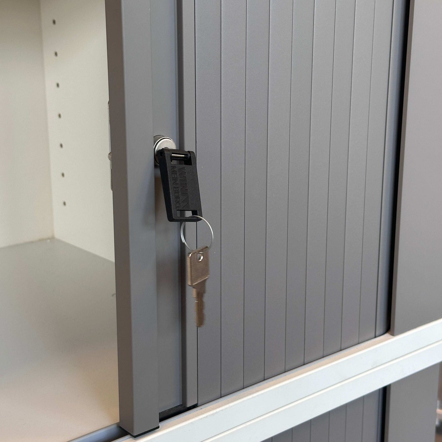 WINI Rollladenschrank 4OH in porcelain white and anthracite with locking key close-up view