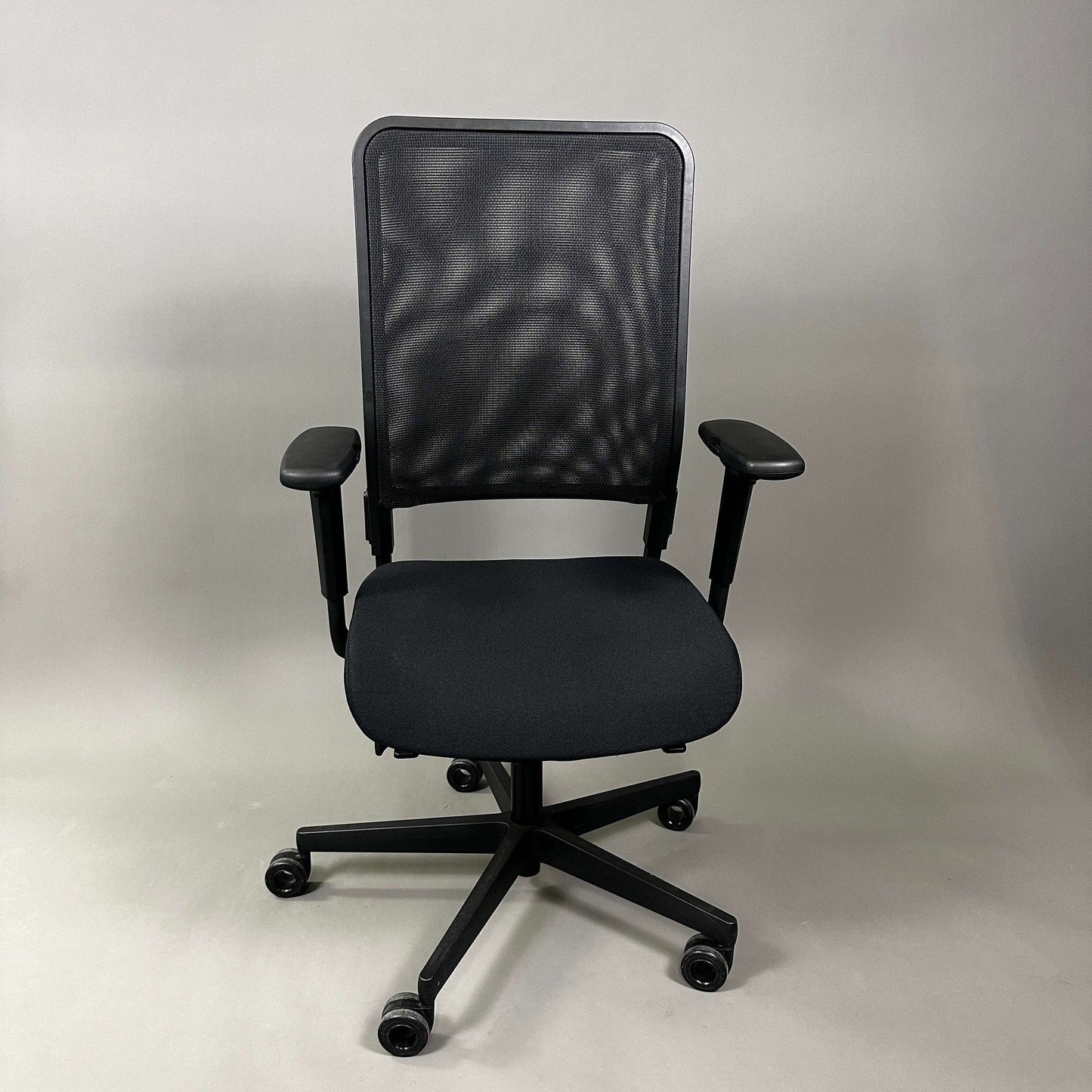 Wagner W1 ergonomic office chair with adjustable seat height, depth, 3D armrests, and mesh backrest