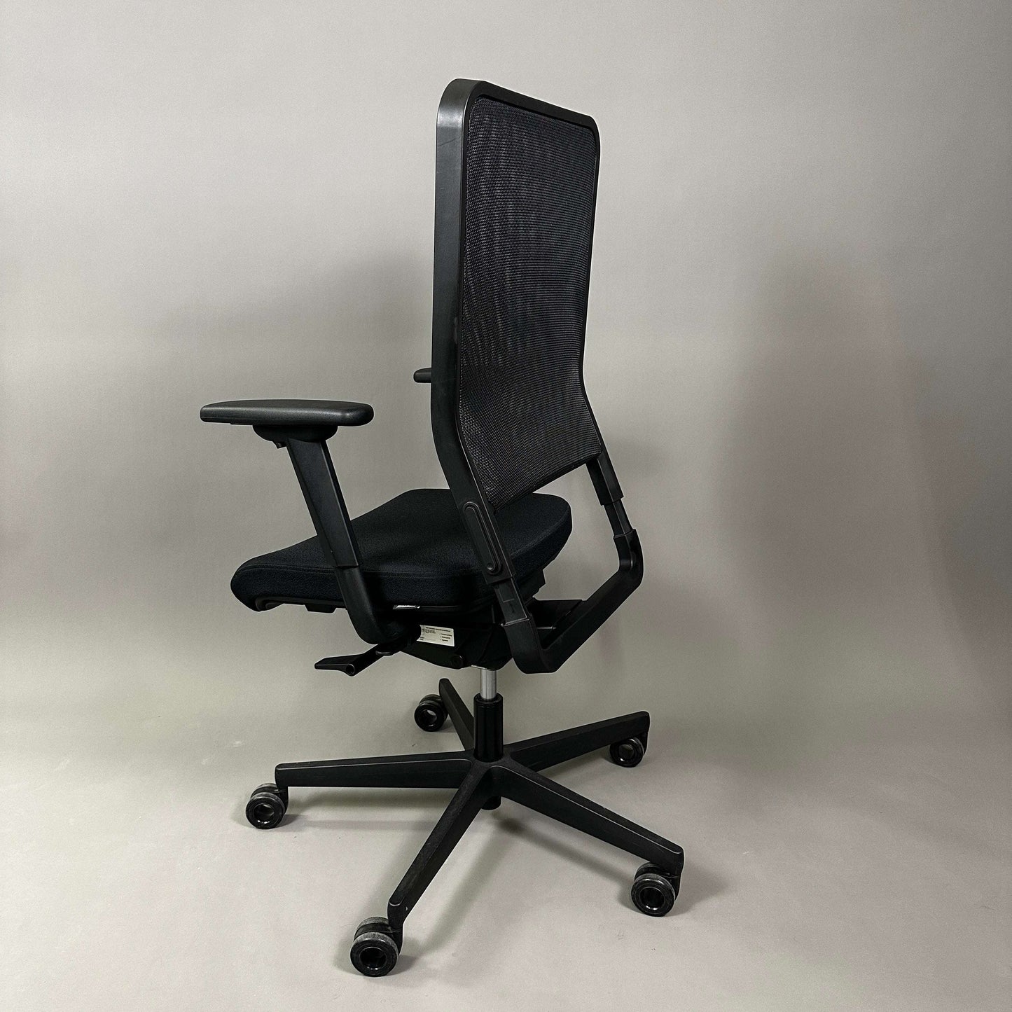 Wagner W1 ergonomic office chair with adjustable seat height, seat depth, 3D armrests, and mesh backrest with tilt lock.