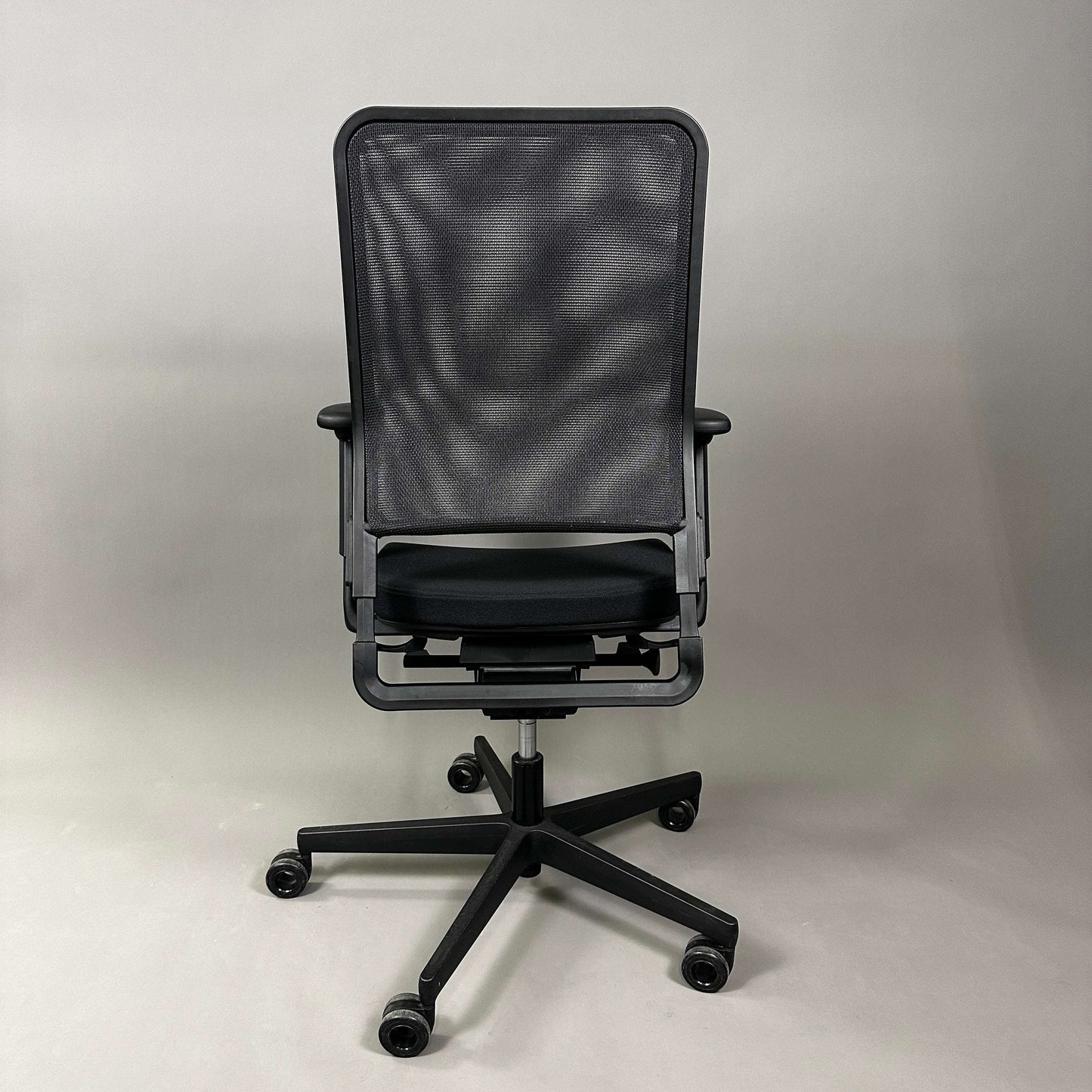 Wagner W1 office chair with adjustable mesh back, 3D armrests, and customizable seat height and depth