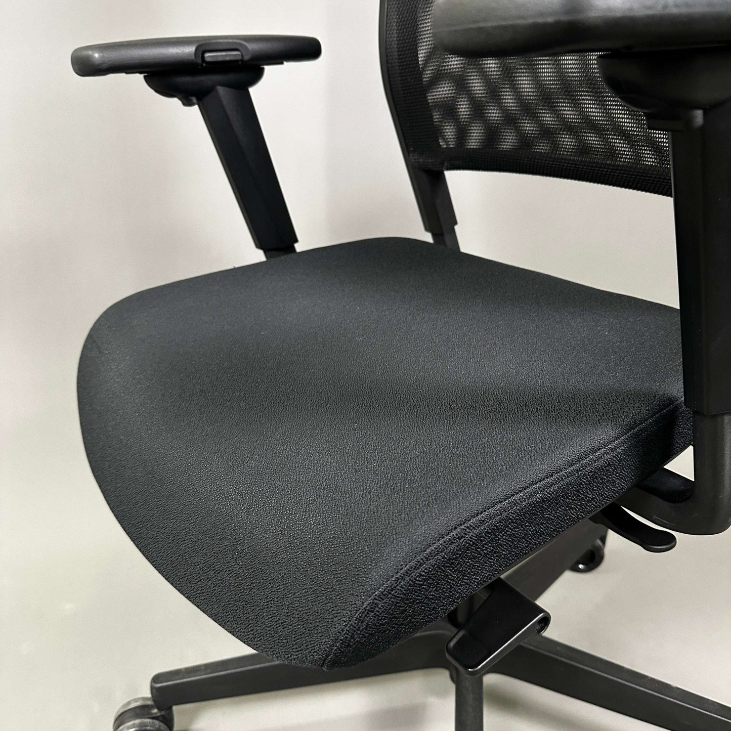 Wagner W1 ergonomic office chair with adjustable seat height, depth, 3D armrests, mesh backrest, and lockable recline