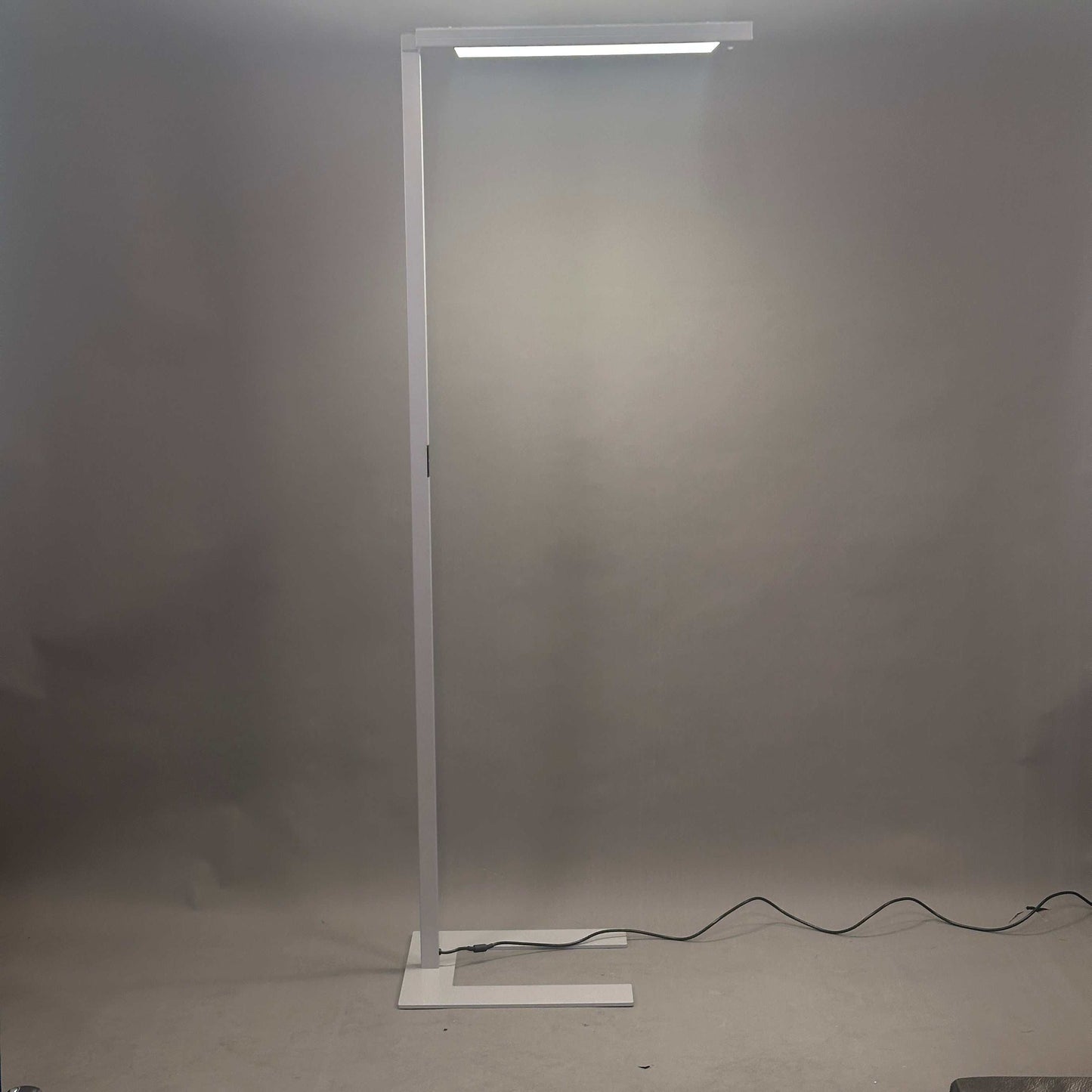 Waldmann Lavigo LED Stehleuchte silbermetallic mit Bewegungs- und Tageslichtsensoren, dimmbar, modernes Design