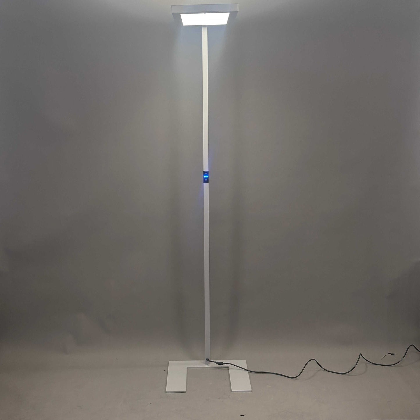 silbermetallic Waldmann Lavigo LED Stehleuchte mit Bewegungs- und Tageslichtsensoren, flickerfrei, Cradle to Cradle zertifiziert