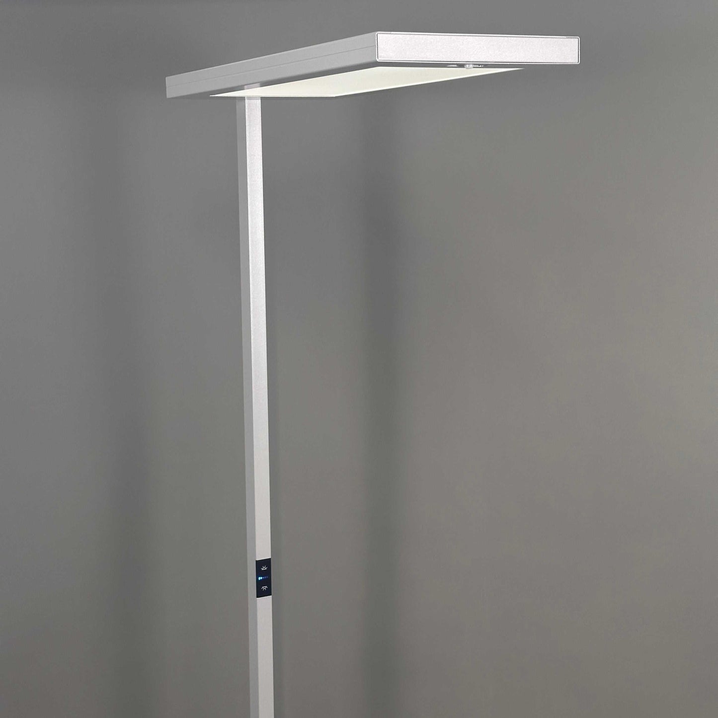 Waldmann Lavigo LED Stehleuchte in Silbermetallic mit Bewegungs- und Tageslichtsensoren, abnehmbarem Leuchtenkopf und flickerfreiem Licht