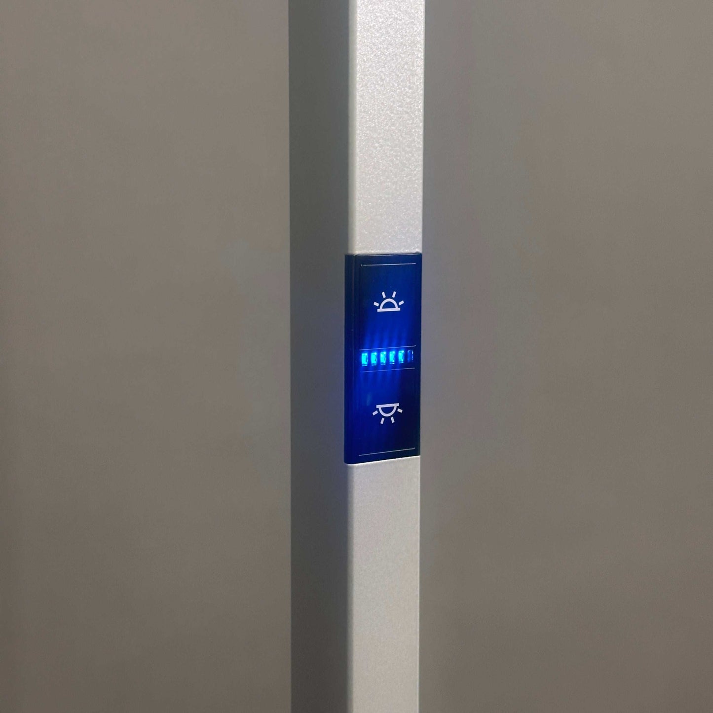 Waldmann Lavigo LED Stehleuchte silbermetallic mit Bewegungs- und Tageslichtsensoren, multifunktionalem Taster und abnehmbarem Leuchtenkopf