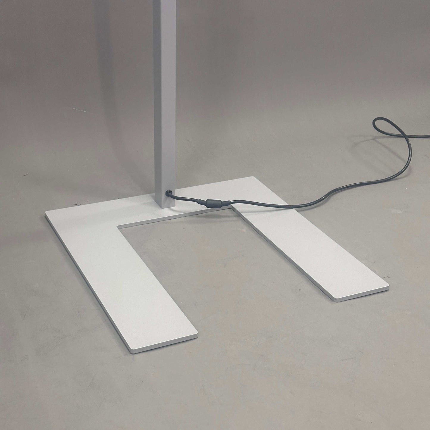 Waldmann Lavigo LED Stehleuchte silbermetallic mit Bewegungs- und Tageslichtsensor, abnehmbarem Leuchtenkopf und flickerfreiem Licht