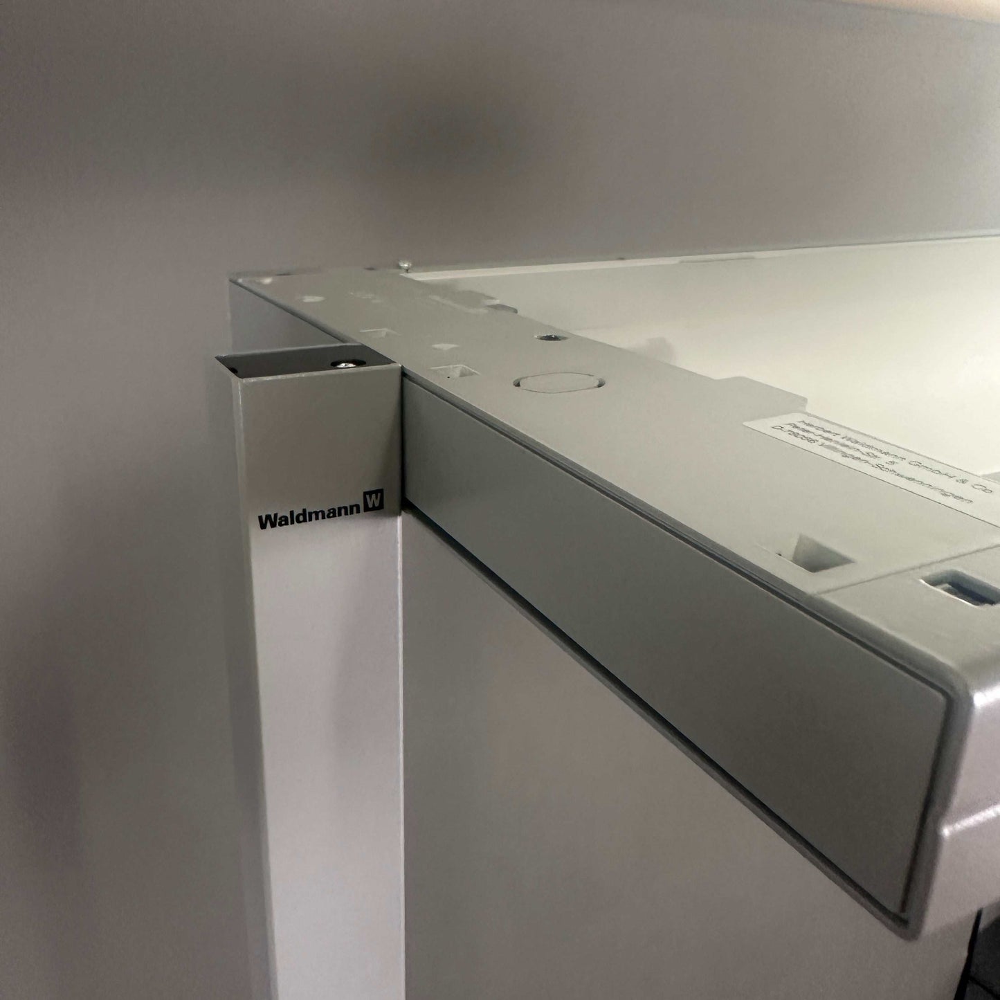 Waldmann Lavigo LED Stehleuchte silbermetallic mit Bewegungs- und Tageslichtsensoren und abnehmbarem Leuchtenkopf