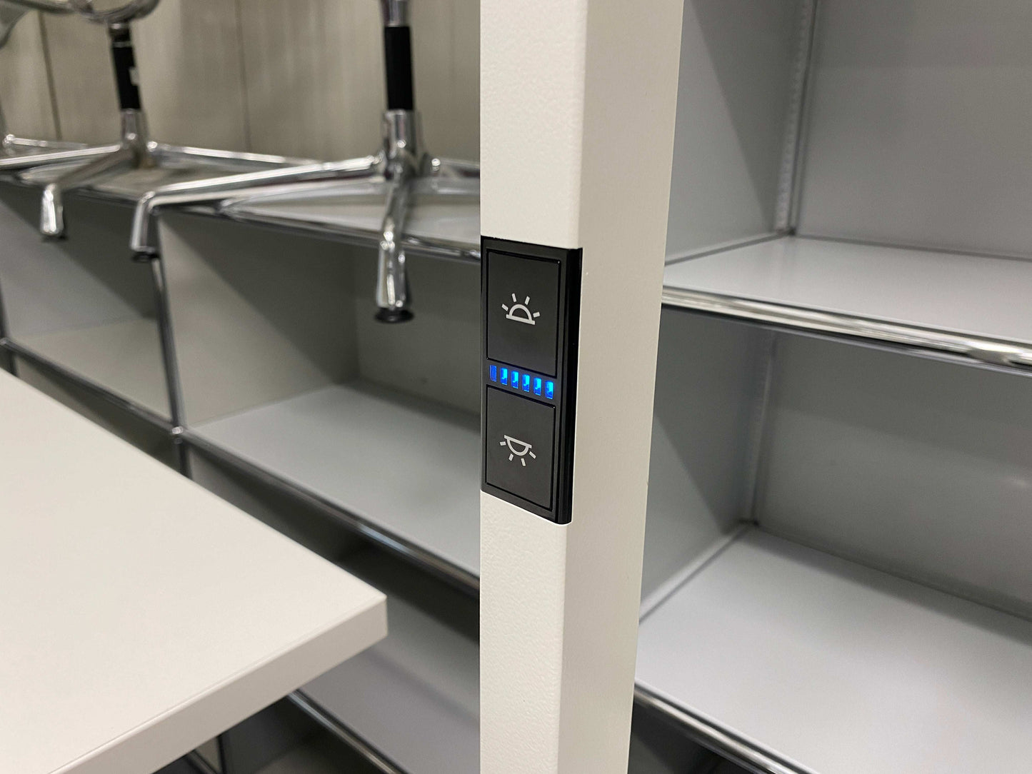 Control panel with separate switches for upper and lower light on the Waldmann Stehlampe LED floor lamp