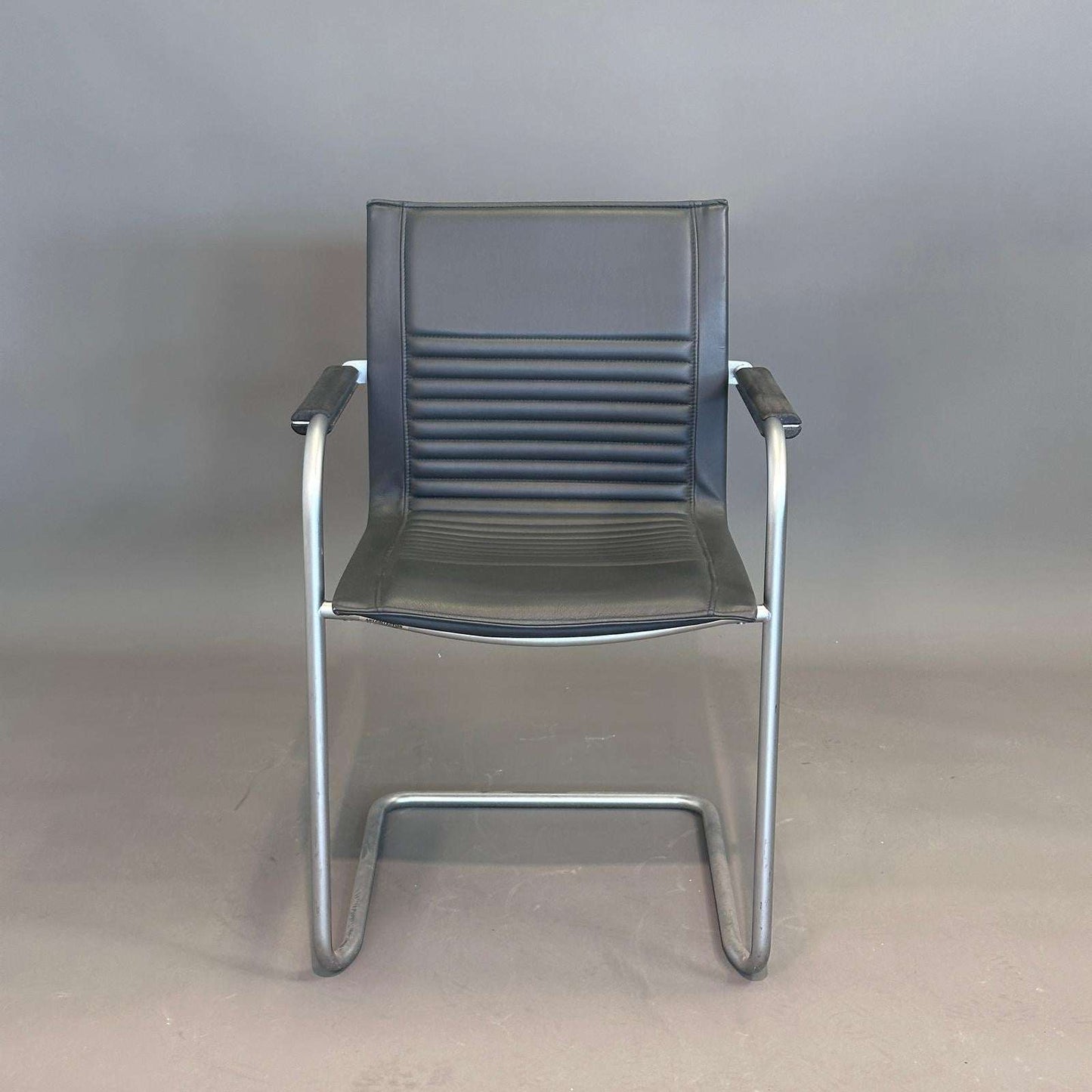 Walter Knoll Art Collection Freischwinger Stuhl graues Leder silbernes Gestell stapelbar