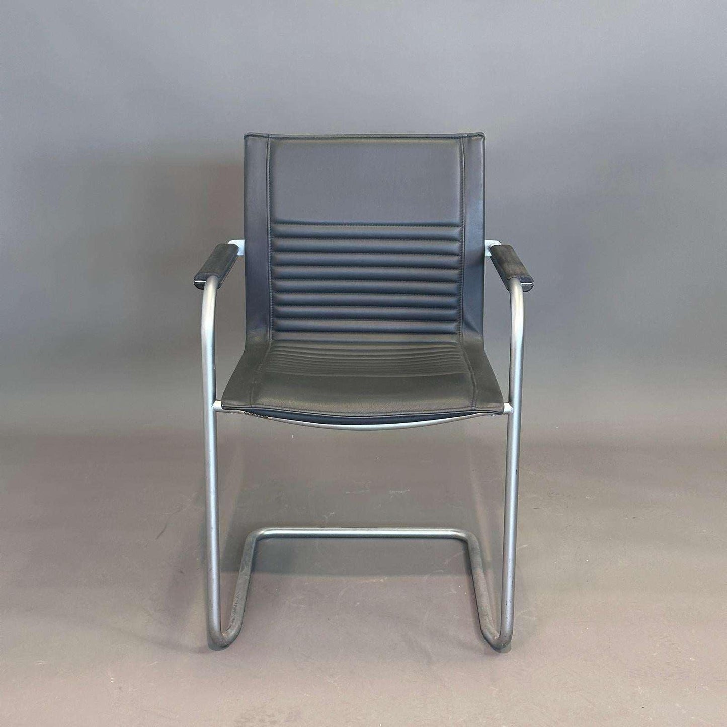 Walter Knoll Art Collection Freischwinger Stuhl graues Leder silbernes Gestell stapelbar