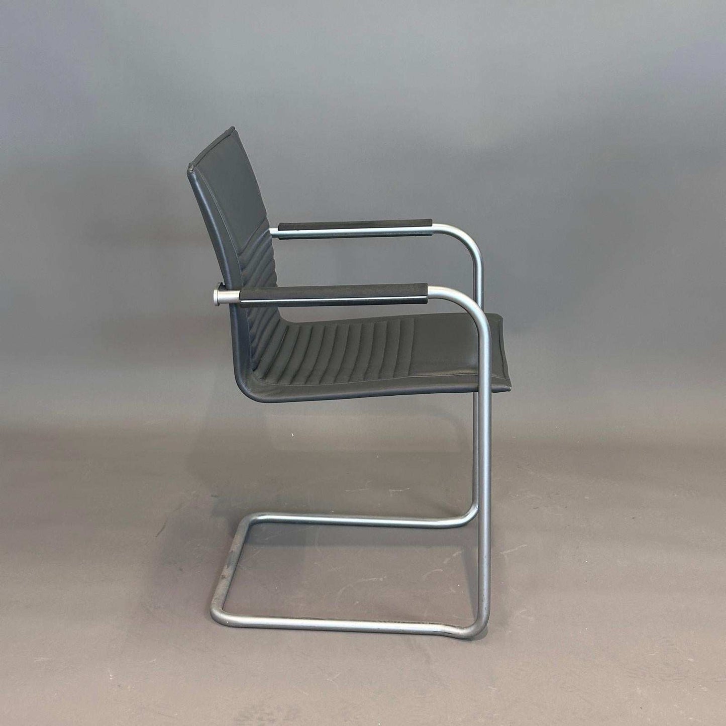 Walter Knoll Art Collection Freischwinger Stuhl mit grauem Lederbezug und silbernem Gestell, stapelbar