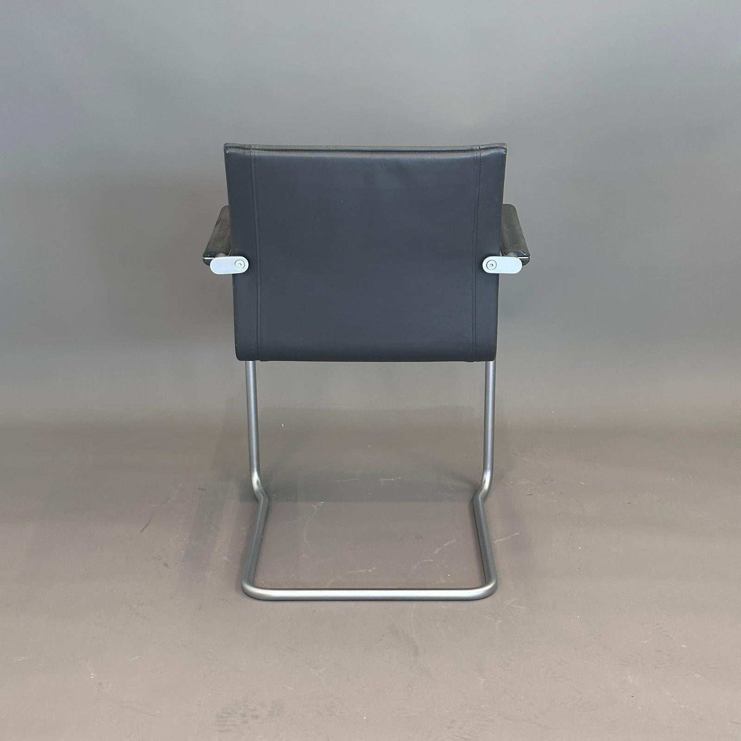 Walter Knoll Art Collection Freischwinger Stuhl mit grauem Lederbezug und silbernem Gestell, stapelbar