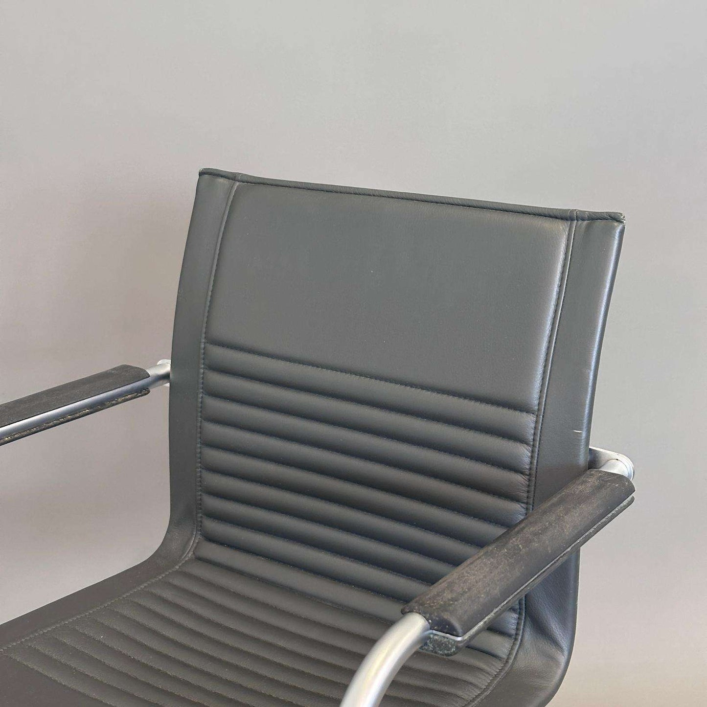 Walter Knoll Art Collection Freischwinger Stuhl mit grauem Lederbezug und silbernem Gestell