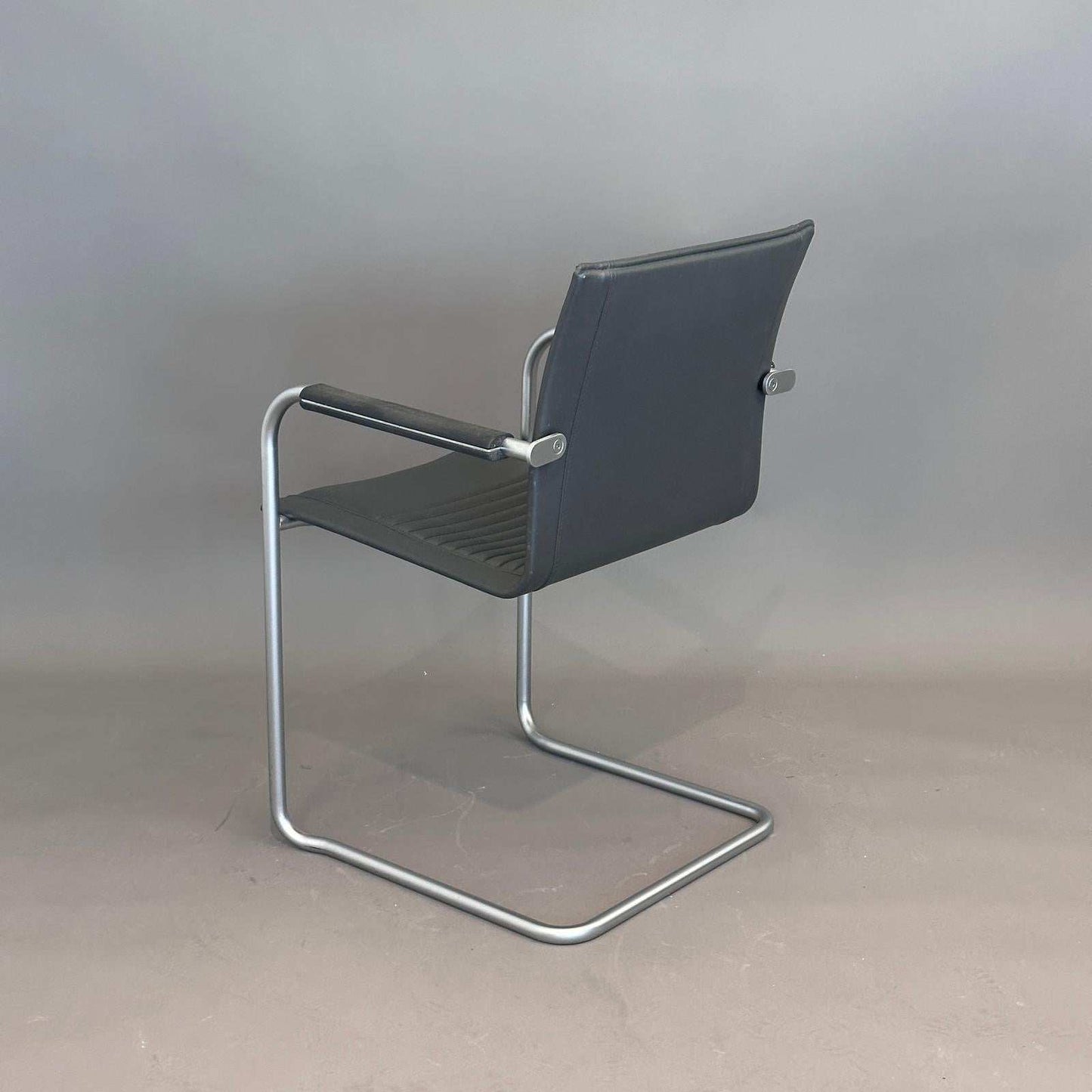 Walter Knoll Art Collection Freischwinger Stuhl mit grauem Leder und silbernem Gestell, stapelbar