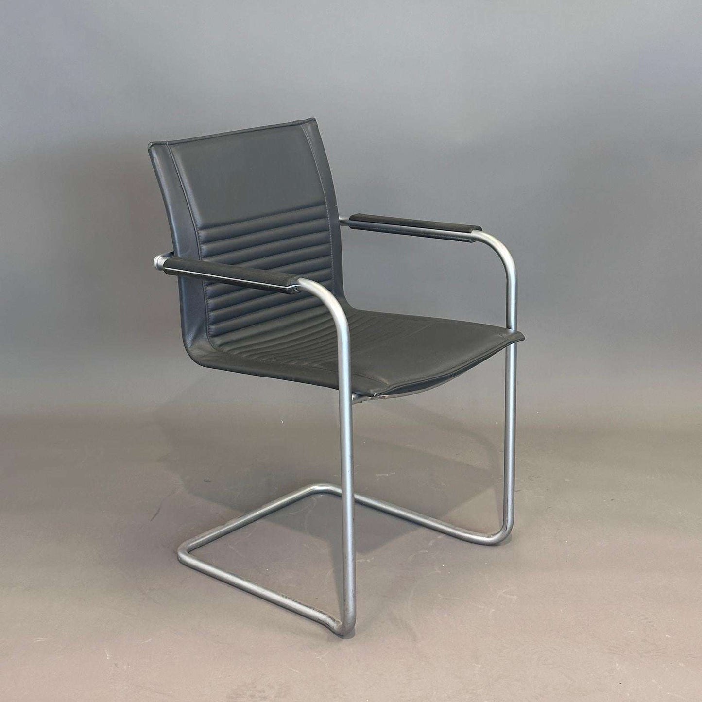 Walter Knoll Art Collection Freischwinger Stuhl aus grauem Leder mit silbernem Gestell