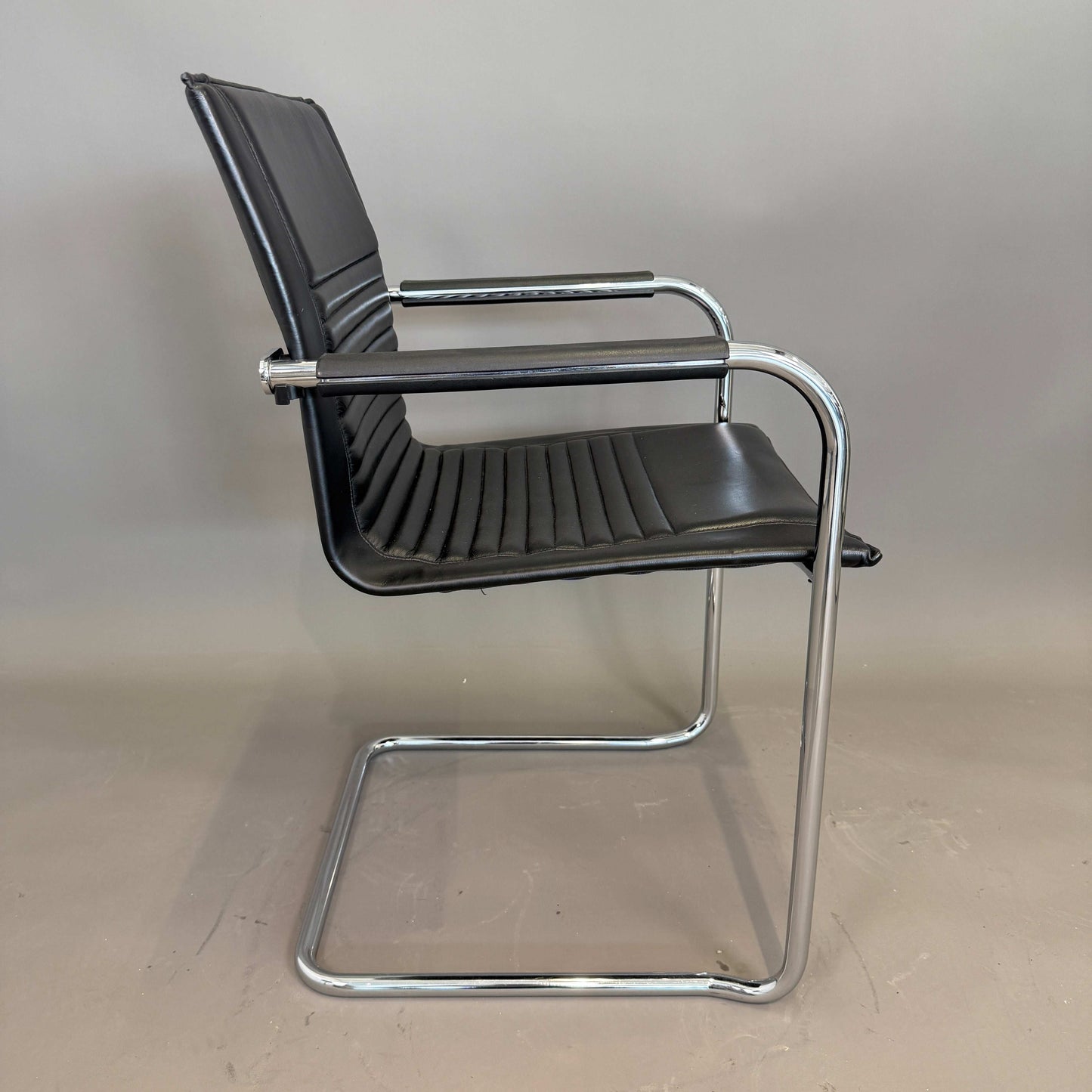 Walter Knoll Art Collection Freischwinger Stuhl mit schwarzem Lederbezug und Chromgestell, stapelbar