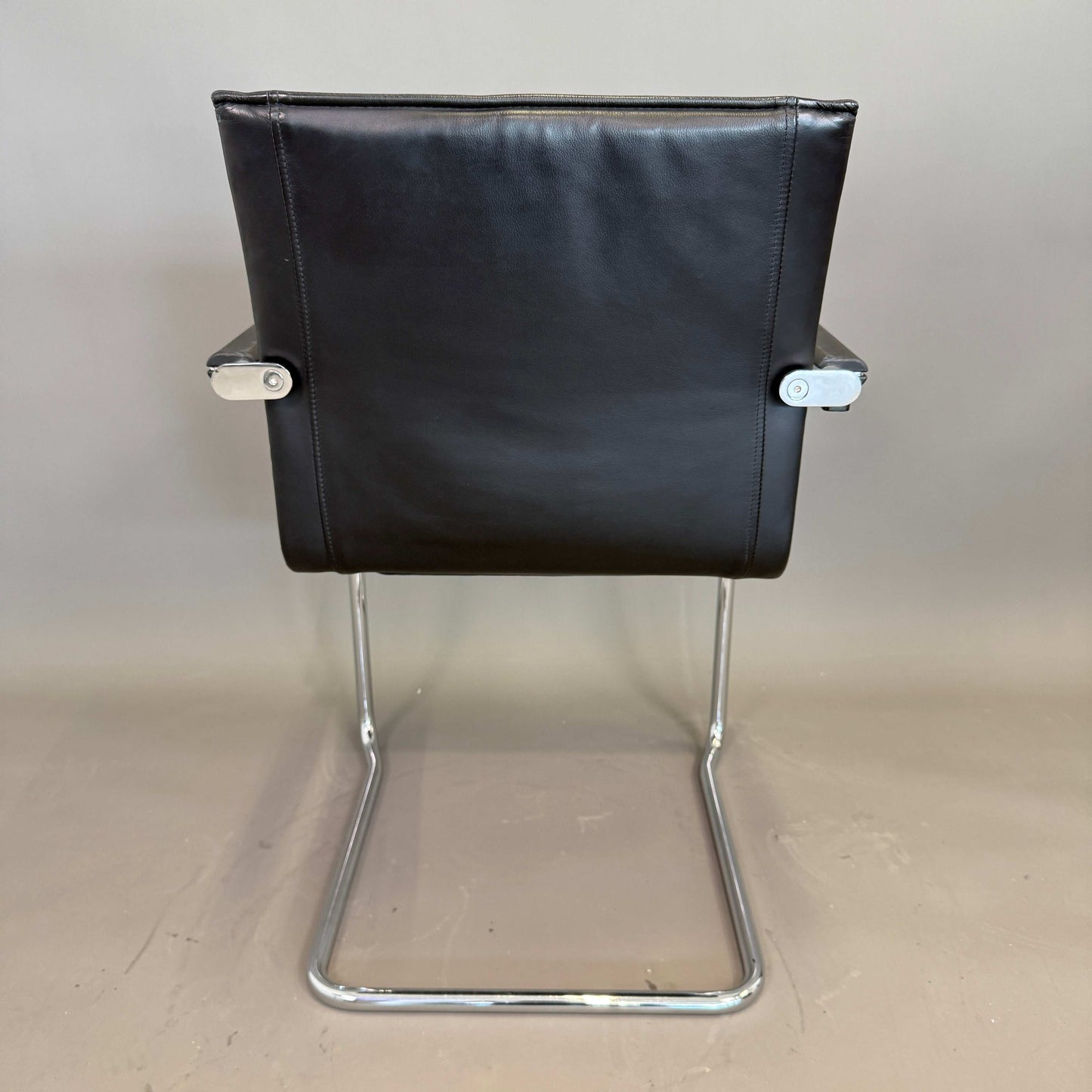 Walter Knoll Art Collection freischwinger Stuhl mit schwarzem Lederbezug und Chromgestell, stapelbar