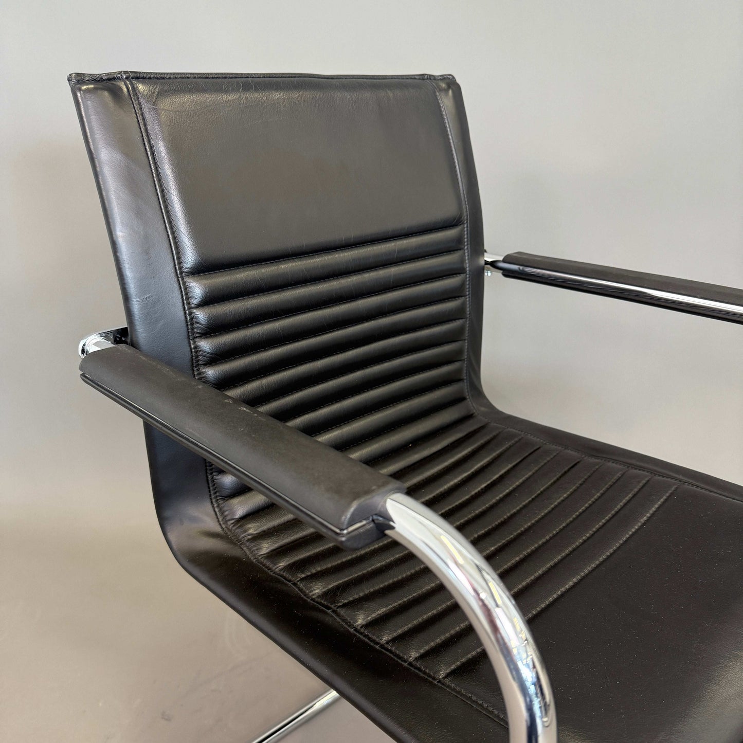 Walter Knoll Art Collection Freischwinger Lederstuhl schwarz mit Chromgestell und gepolsterten Armlehnen