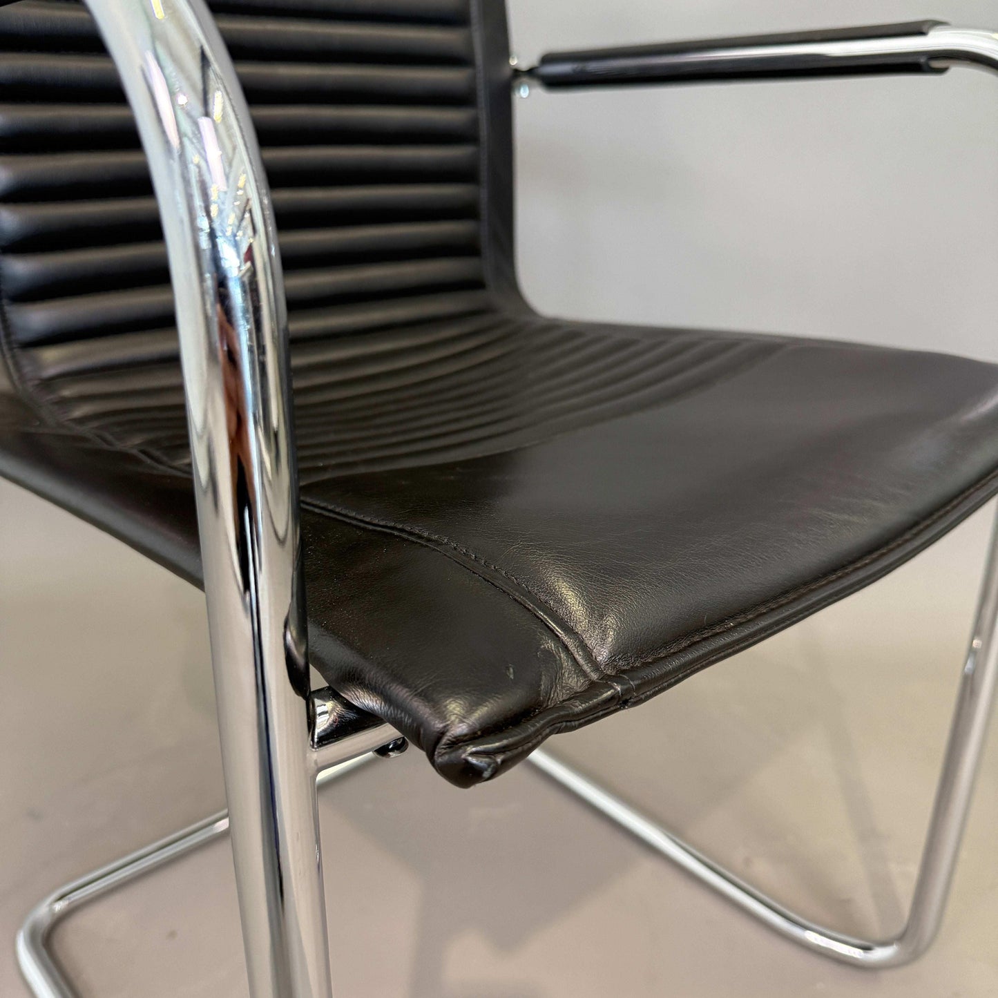 Walter Knoll Art Collection Freischwinger Stuhl mit schwarzem Lederbezug und chrom Gestell