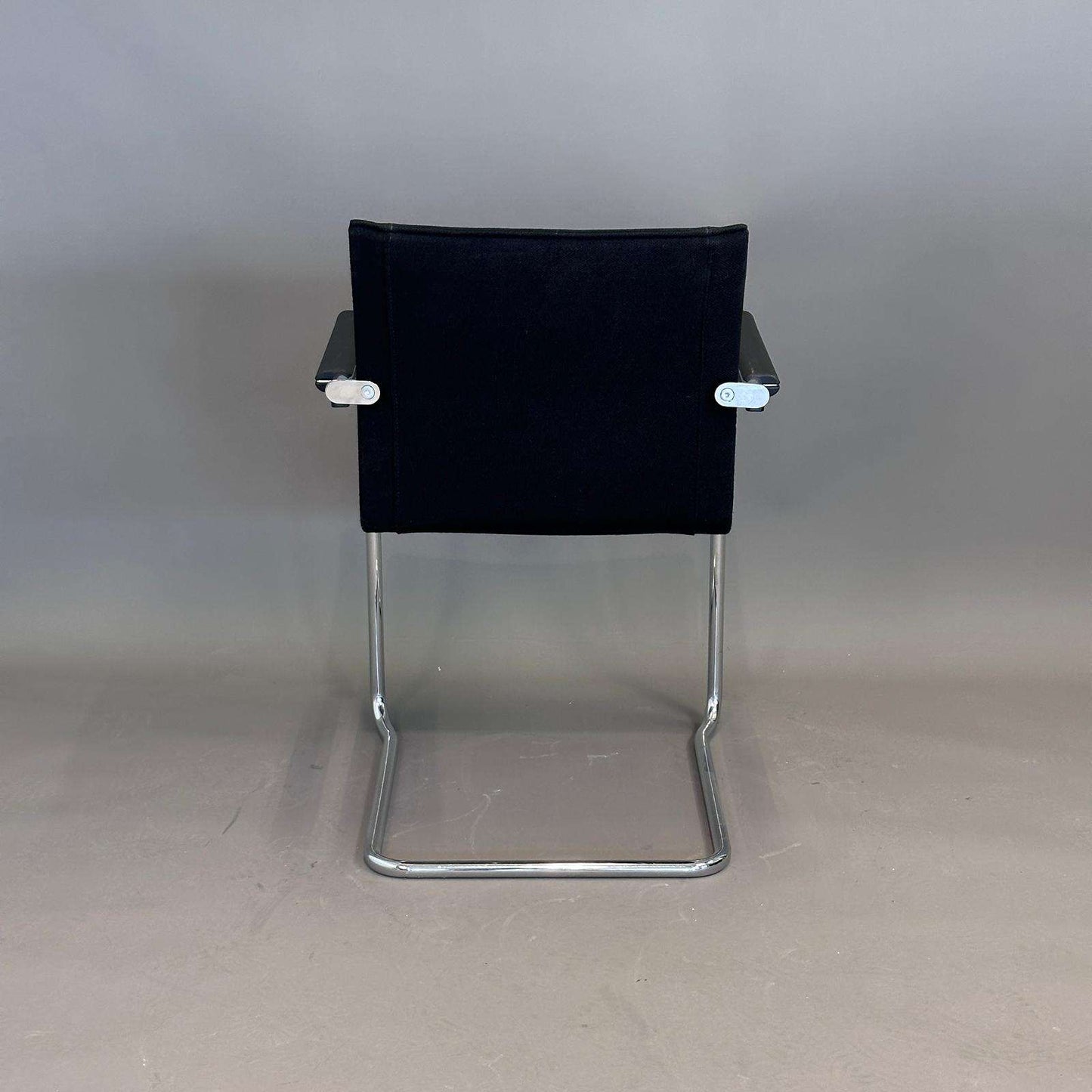 Walter Knoll Art Collection Freischwinger Stuhl mit schwarzem Stoffbezug und chromgestell von hinten sichtbar