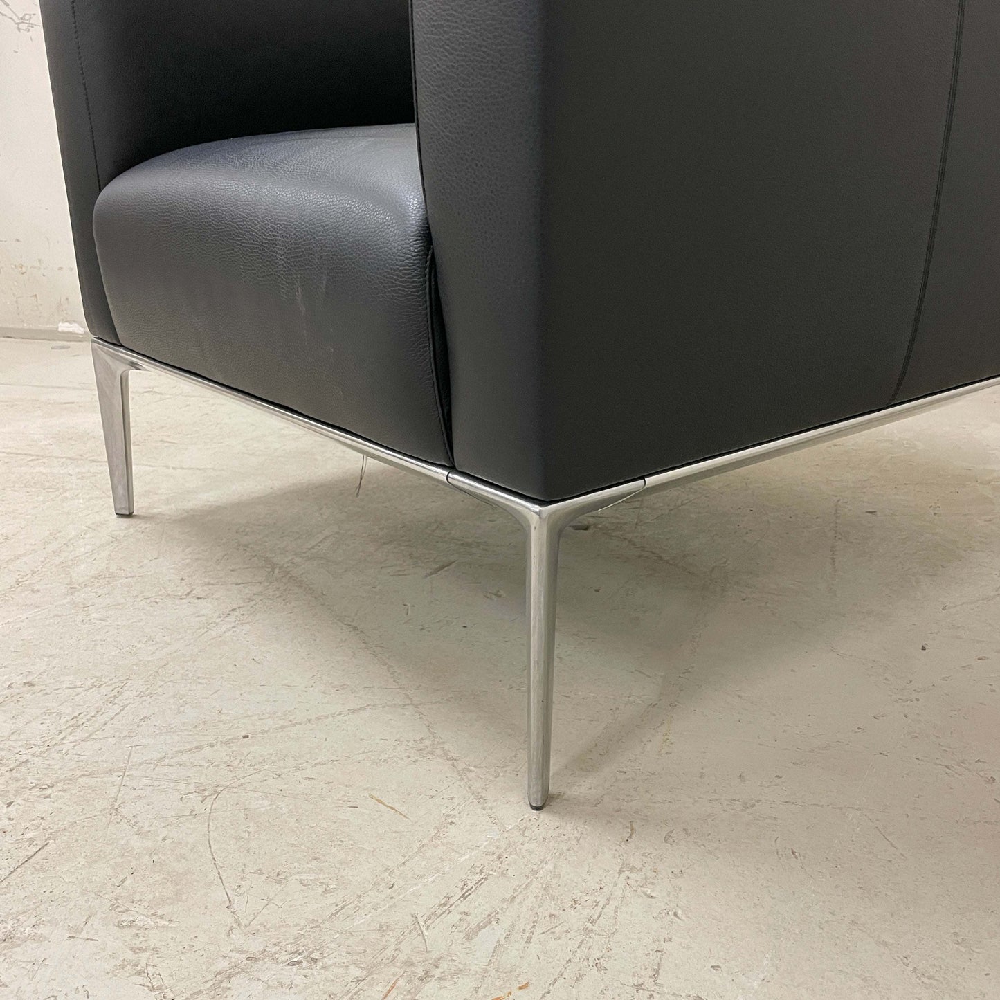 Walter Knoll Jaan Sessel aus schwarzem Leder mit silbernem Gestell detailansicht Beine