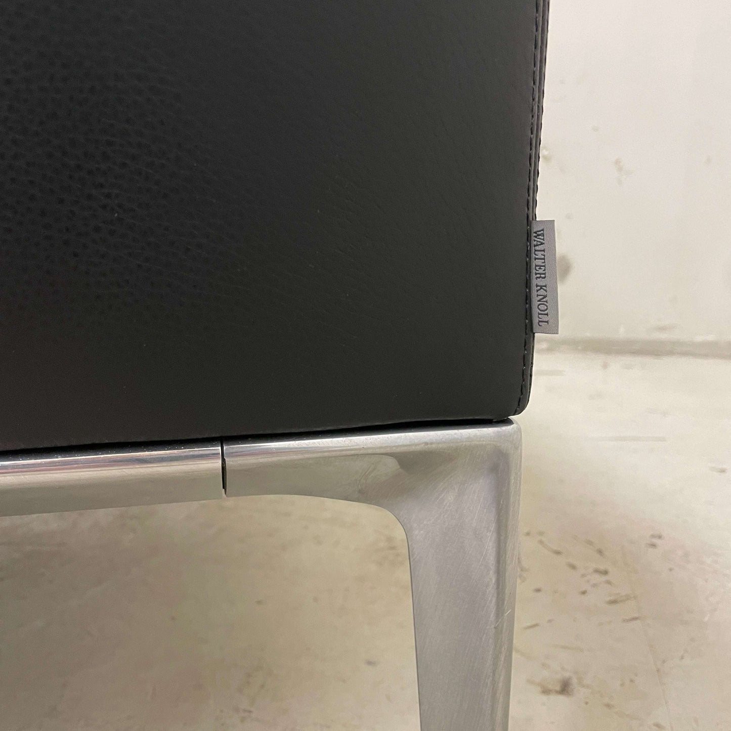 Walter Knoll Jaan Sessel schwarzes Leder silbernes Gestell Detailansicht