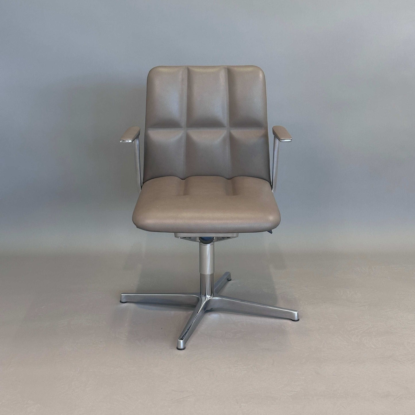 Walter Knoll Lead Chair drehbarer brauner Lederstuhl mit verstellbarer Rückenlehne und Metallarmlehnen