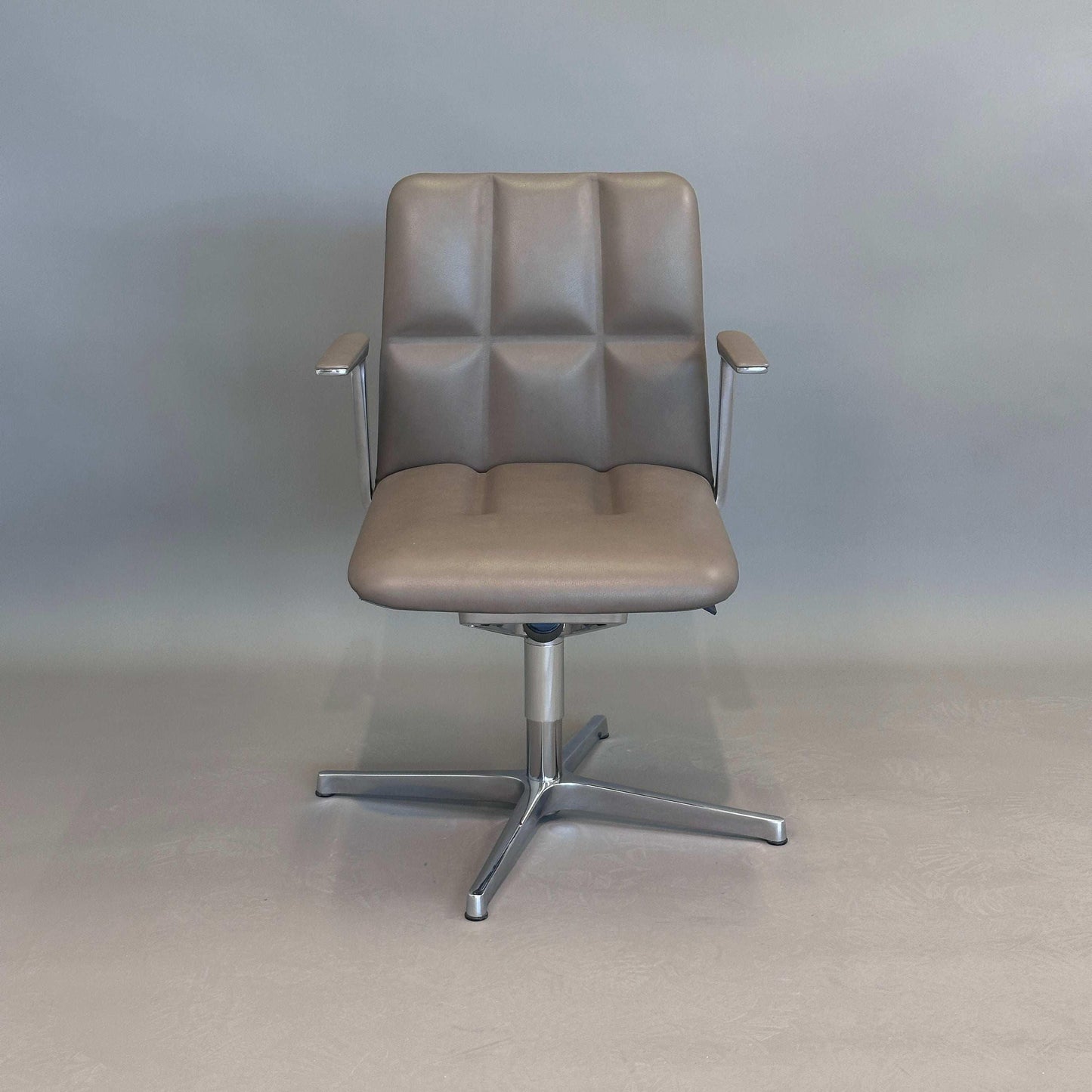 Walter Knoll Lead Chair drehbarer brauner Lederstuhl mit verstellbarer Rückenlehne und Metallarmlehnen