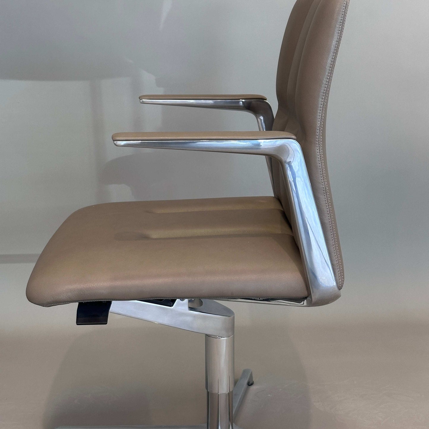 Walter Knoll Lead Chair drehbarer brauner Lederbürostuhl mit verstellbarer Rückenlehne und Edelstahlarmlehnen